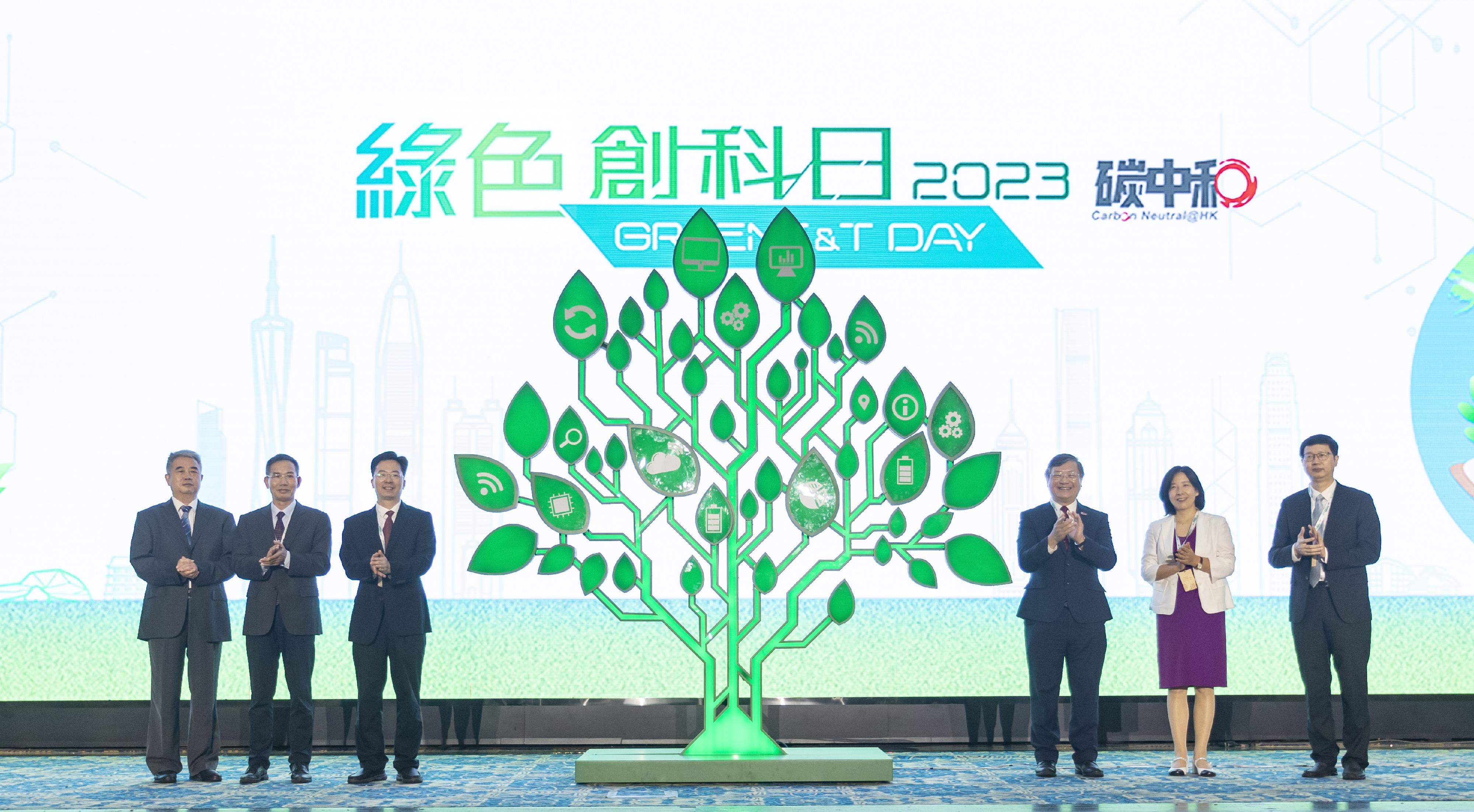 The Electrical and Mechanical Services Department and the Guangdong Provincial Association for Science and Technology jointly held the Green I&T Day 2023 today (September 14). Photo shows the Director of Electrical and Mechanical Services, Mr Eric Pang (third right), officiating at the ceremony with other guests. 