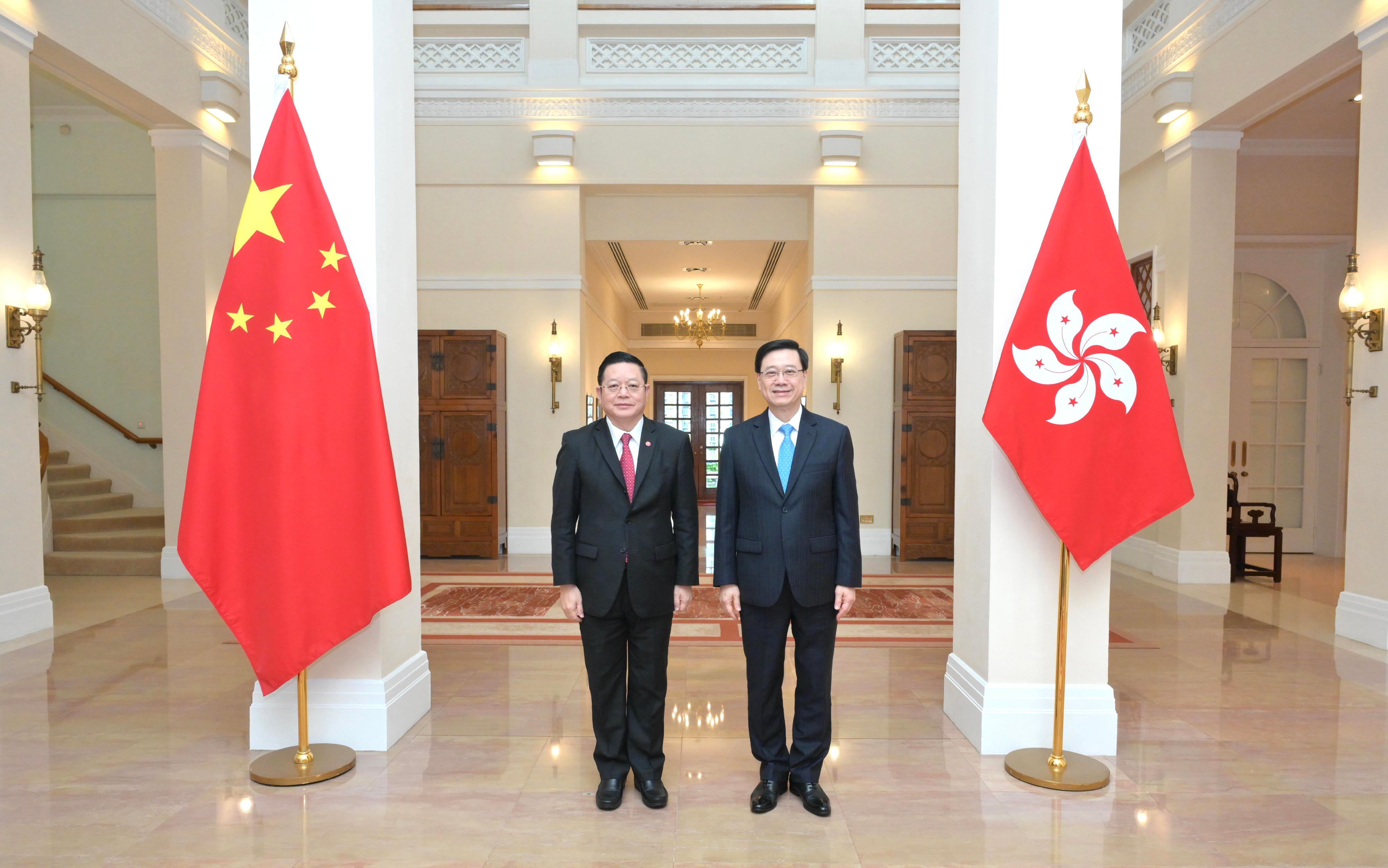 行政長官李家超（右）昨日（九月十三日）與東南亞國家聯盟秘書長高金洪博士（左）見面。