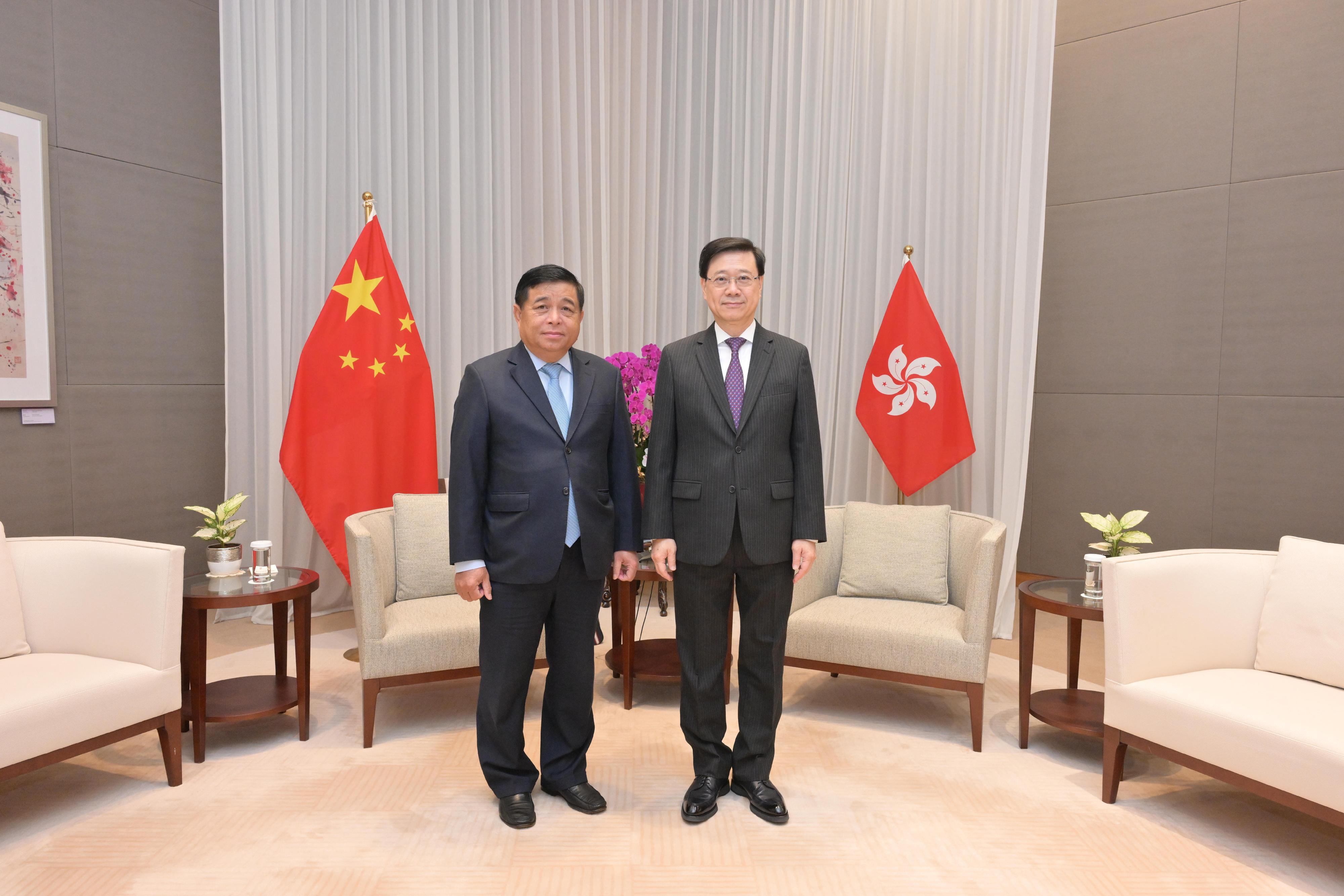 The Chief Executive, Mr John Lee (right), today (September 14) meets the Minister of Planning and Investment of Vietnam, Mr Nguyen Chi Dung (left). 