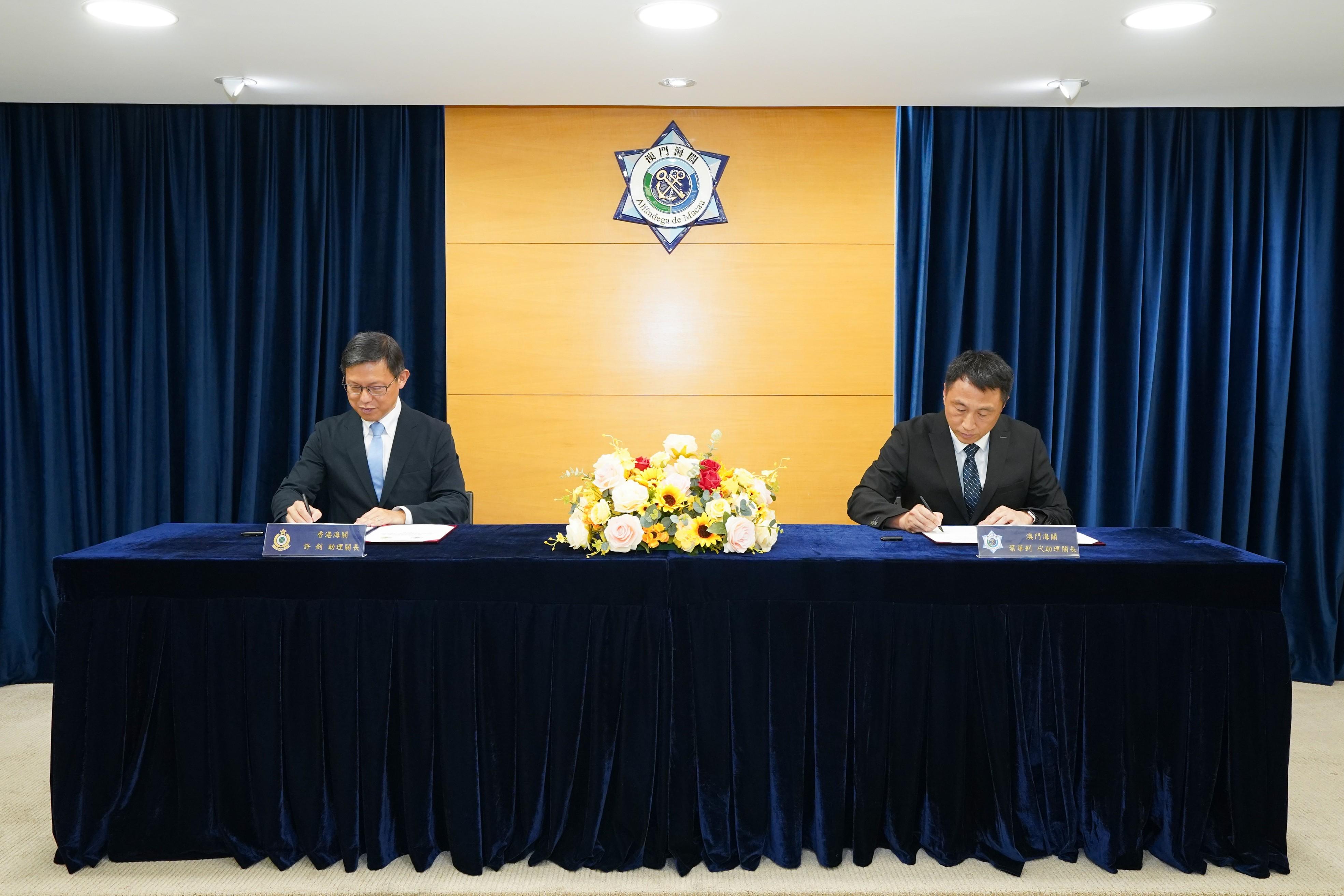 The Assistant Commissioner of Customs and Excise (Excise and Strategic Support), Mr Rudy Hui (left), today (September 14) in Macao signed the Authorized Economic Operator (AEO) Mutual Recognition Arrangement Action Plan with the Acting Assistant Director-General of Macao Customs Service, Mr Ip Va-chio (right), marking the commencement of the formal negotiation stage for mutual recognition of the AEO of both sides.
