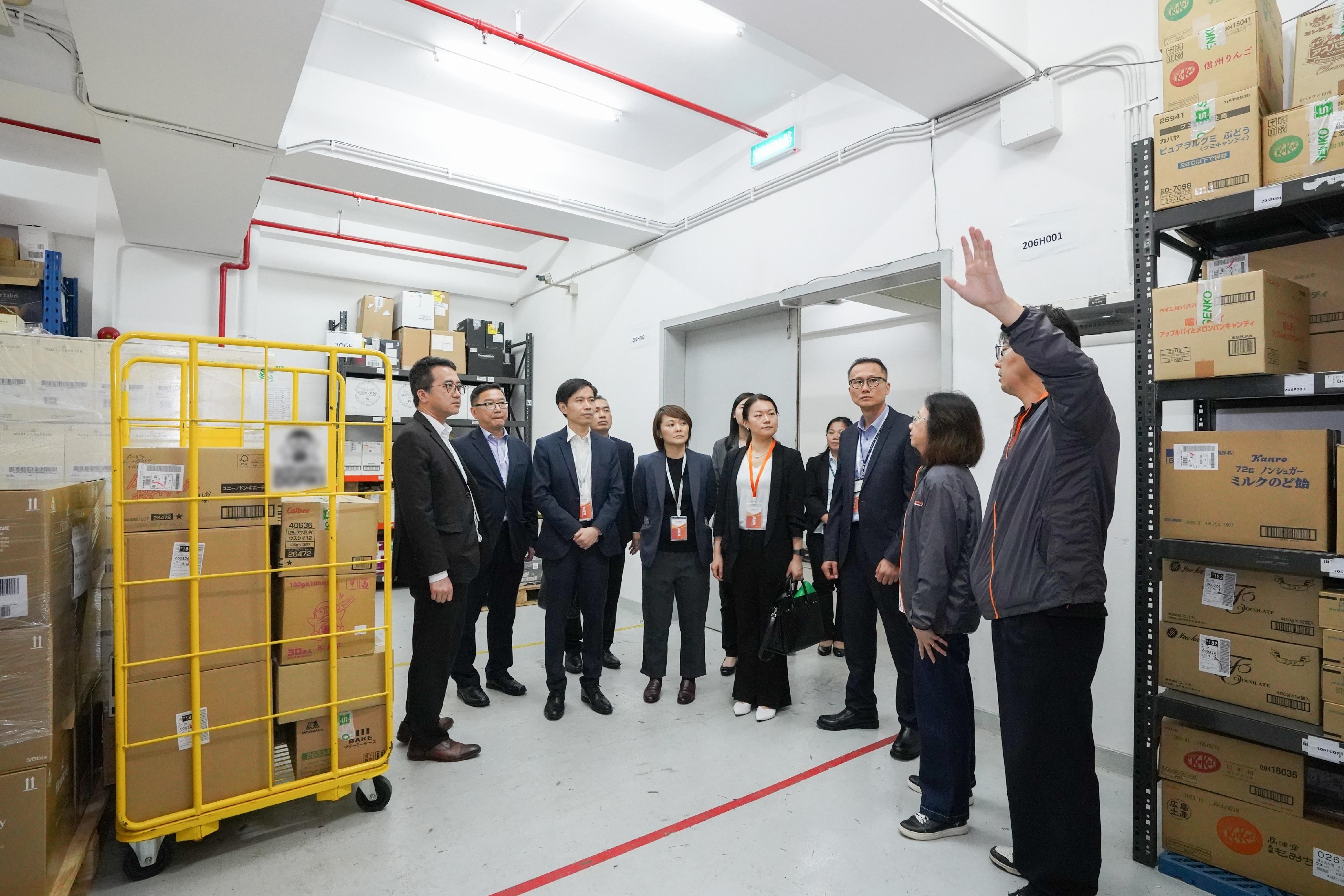 A Hong Kong Customs delegation visits a Macao Authorized Economic Operator (AEO) company to understand the standards of accreditation under the Macao AEO Programme.