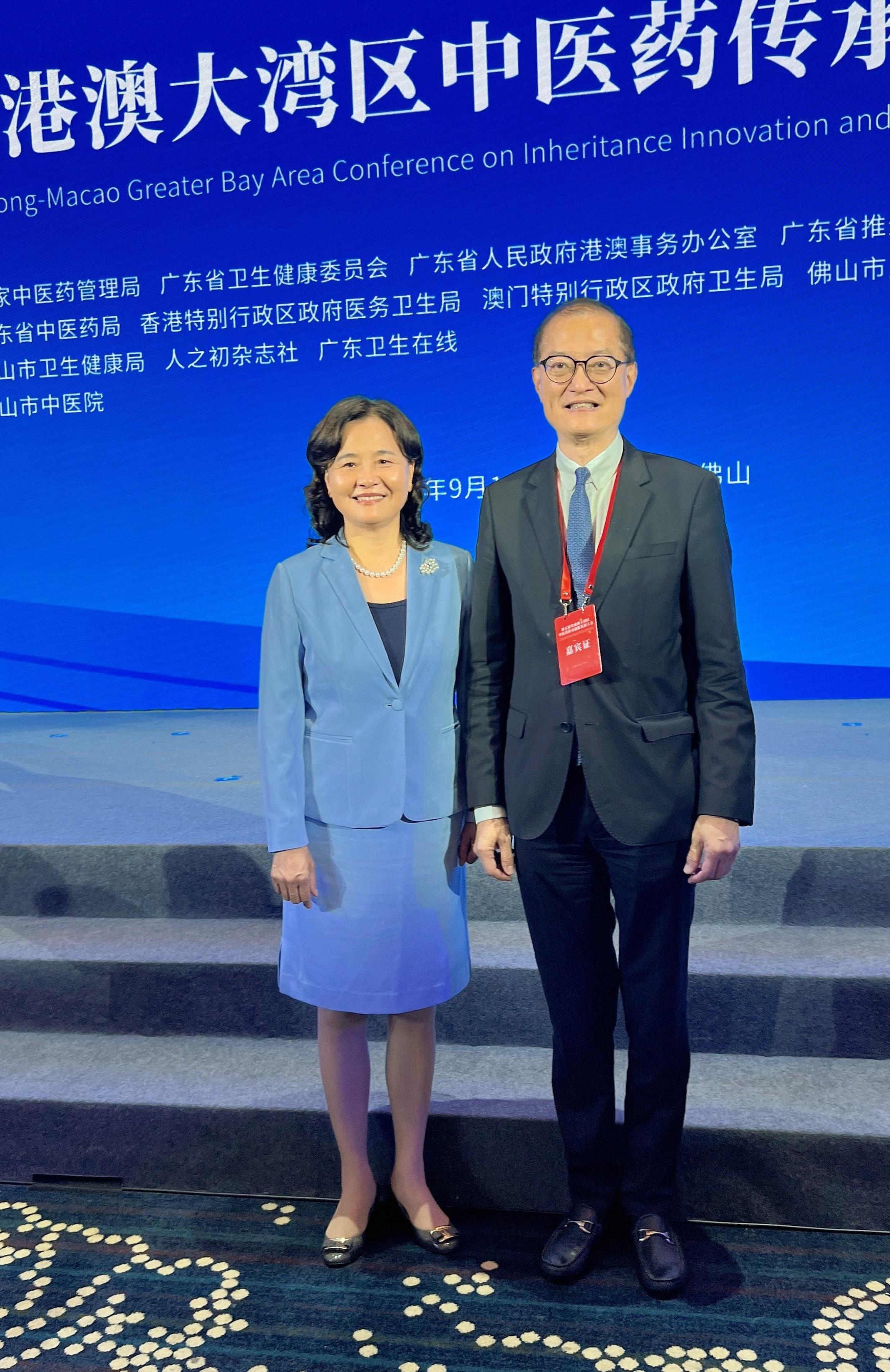 The Secretary for Health, Professor Lo Chung-mau, attended the 5th Guangdong-Hong Kong-Macao Greater Bay Area Conference on Inheritance, Innovation and Development of Traditional Chinese Medicine held in Foshan today (September 14). Photo shows Professor Lo (right) and the Party Group Member of the National Health Commission cum Party Secretary and Commissioner of the National Administration of Traditional Chinese Medicine, Professor Yu Yanhong (left), at the opening ceremony. 