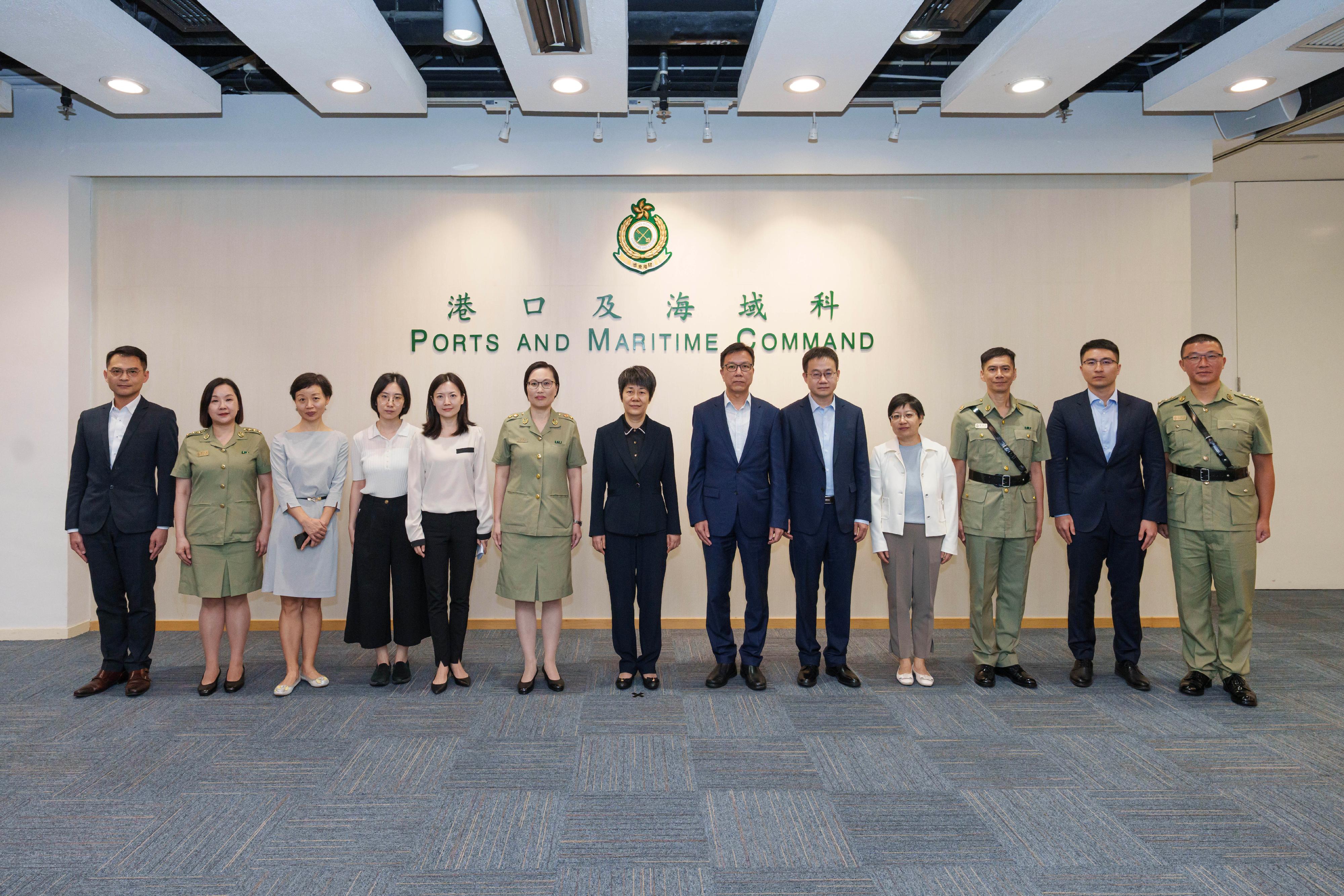 The Acting Commissioner of Customs and Excise, Mr Ellis Lai, today (September 14) welcomed a delegation led by the Vice Minister of Commerce, Ms Guo Tingting, visiting Hong Kong Customs at the Kwai Chung Customhouse. Photo shows Mr Lai (sixth right) with Ms Gou (seventh left) and Hong Kong Customs officers and members of the delegation.