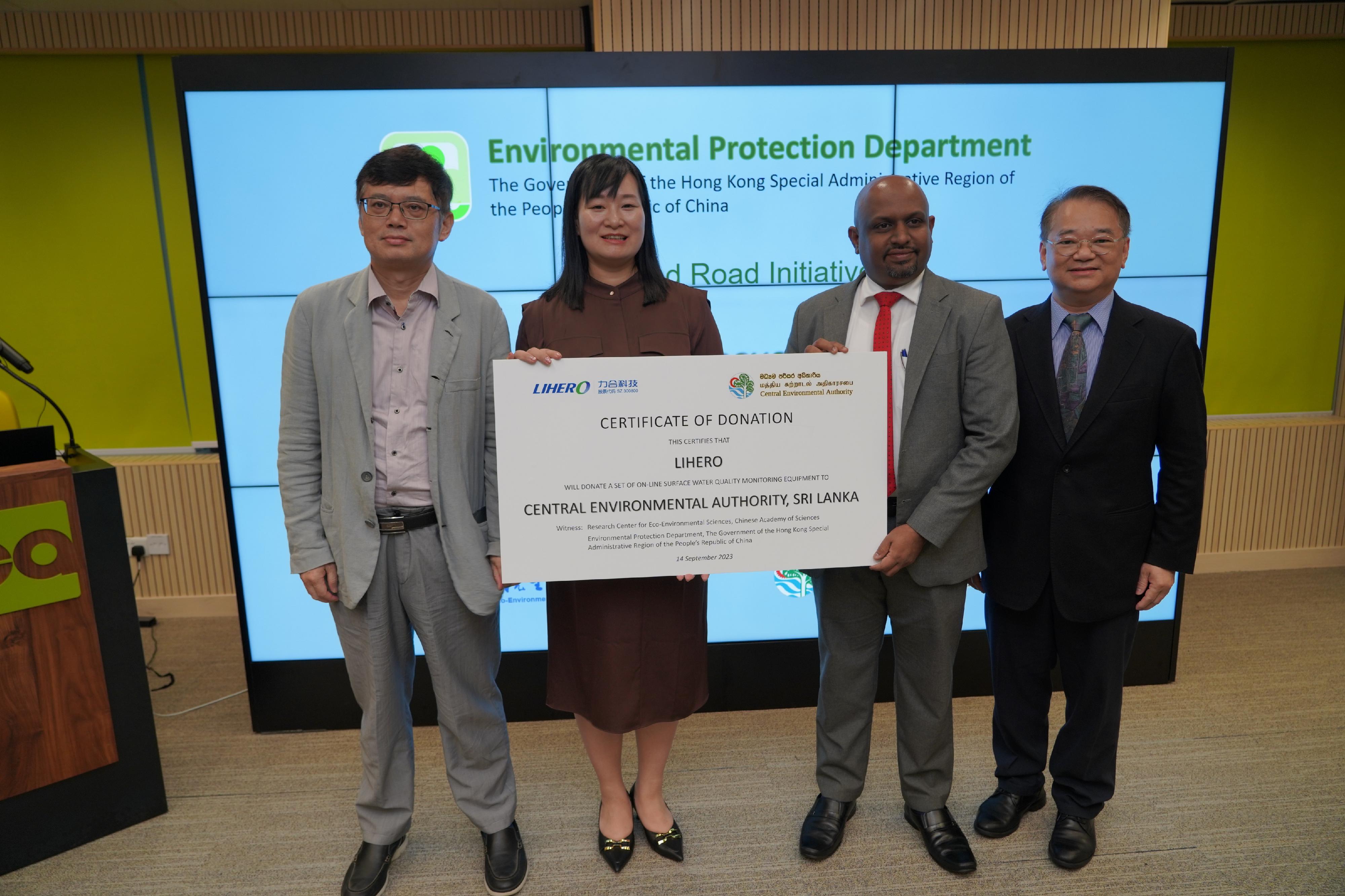 The Environmental Protection Department chaired the Technology Discussion Forum on Water Quality Management and Pollution Control under Belt and Road Initiative today (September 14). Representatives from the Research Center for Eco-Environmental Sciences of the Chinese Academy of Sciences, and the Chairman and representatives of the Central Environmental Authority of the Government of Sri Lanka were invited to join the forum. Photo shows the Director of Environmental Protection, Dr Samuel Chui (first right), and Professor Yang Min (first left) from the Research Center for Eco-Environmental Sciences of the Chinese Academy of Sciences witnessing a representative of Lihero Technology (Hunan) Co., Ltd (second left) presenting a set of smart water quality monitoring equipment to the Chairman of the Central Environmental Authority of the Government of Sri Lanka, Mr Supun S. Pathirage (second right), under the Belt and Road Initiative.