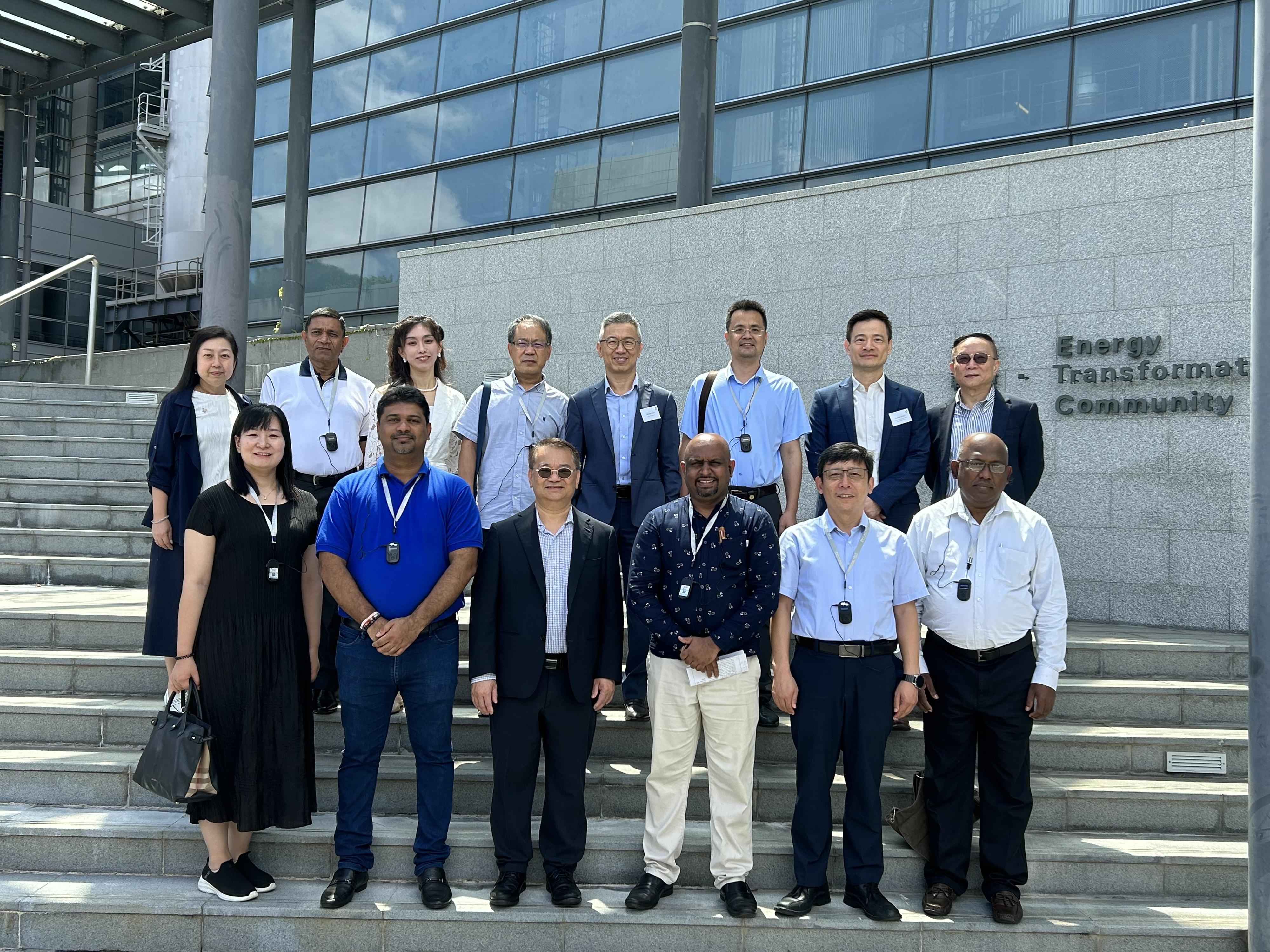 The Environmental Protection Department (EPD) chaired the Technology Discussion Forum on Water Quality Management and Pollution Control under Belt and Road Initiative today (September 14). Representatives from the Research Center for Eco-Environmental Sciences of the Chinese Academy of Sciences, and the Chairman and representatives of the Central Environmental Authority of the Government of Sri Lanka were invited to join the forum. Photo shows representatives of the Research Center for Eco-Environmental Sciences of the Chinese Academy of Sciences and the Central Environmental Authority of the Government of Sri Lanka visiting the EPD's sewage sludge treatment facility T·PARK on 12 September.