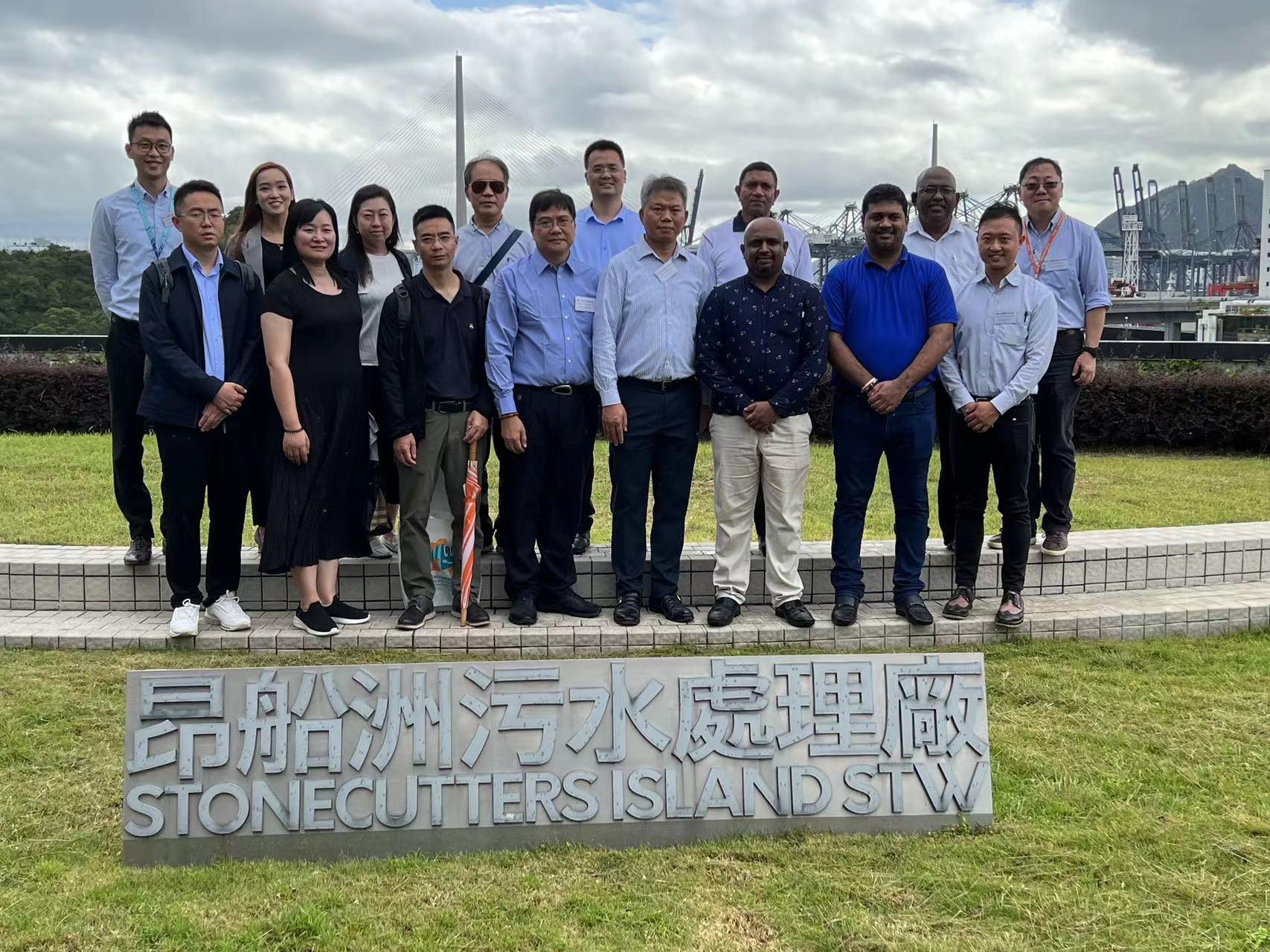 The Environmental Protection Department chaired the Technology Discussion Forum on Water Quality Management and Pollution Control under Belt and Road Initiative today (September 14). Representatives from the Research Center for Eco-Environmental Sciences of the Chinese Academy of Sciences, and the Chairman and representatives of the Central Environmental Authority of the Government of Sri Lanka were invited to join the forum. Photo shows representatives of the Research Center for Eco-Environmental Sciences of the Chinese Academy of Sciences and the Central Environmental Authority of the Government of Sri Lanka visiting Stonecutters Island Sewage Treatment Works of the Drainage Services Department on September 12.