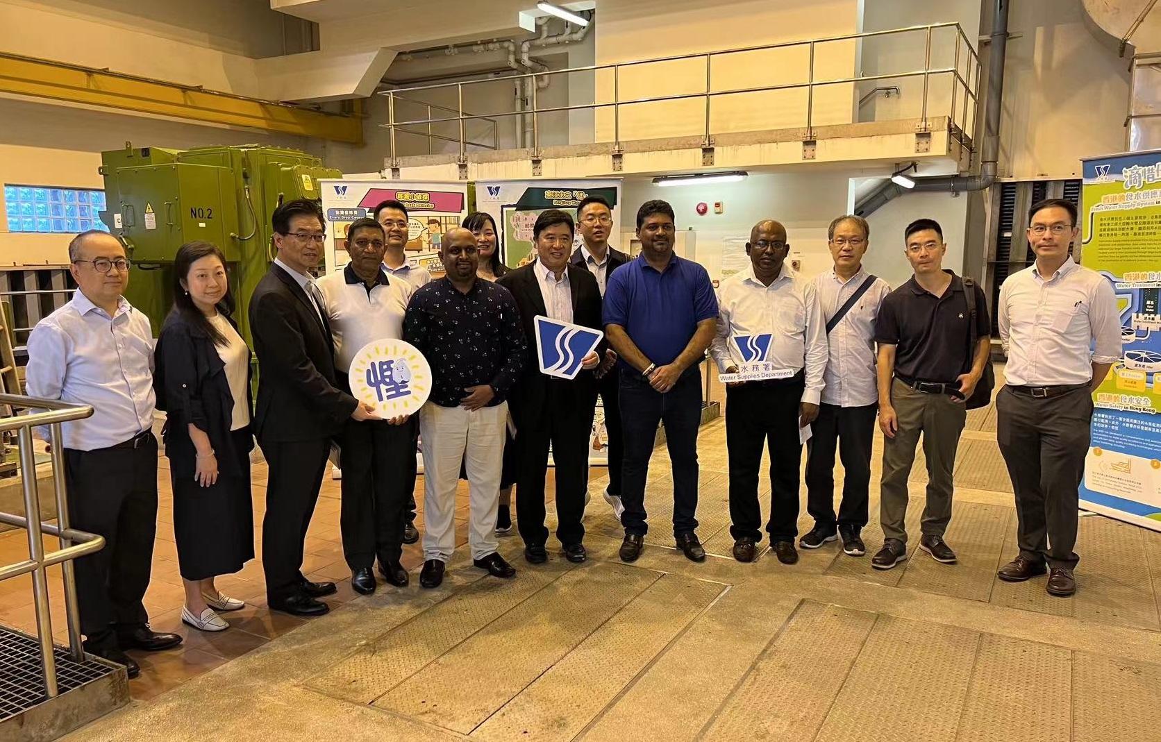 The Environmental Protection Department chaired the Technology Discussion Forum on Water Quality Management and Pollution Control under Belt and Road Initiative today (September 14). Representatives from the Research Center for Eco-Environmental Sciences of the Chinese Academy of Sciences, and the Chairman and representatives of the Central Environmental Authority of the Government of Sri Lanka were invited to join the forum. Photo shows representatives of the Research Center for Eco-Environmental Sciences of the Chinese Academy of Sciences and the Central Environmental Authority of the Government of Sri Lanka visiting Wan Chai No.2 Seawater Pumping Station of the Water Supplies Department on September 12.