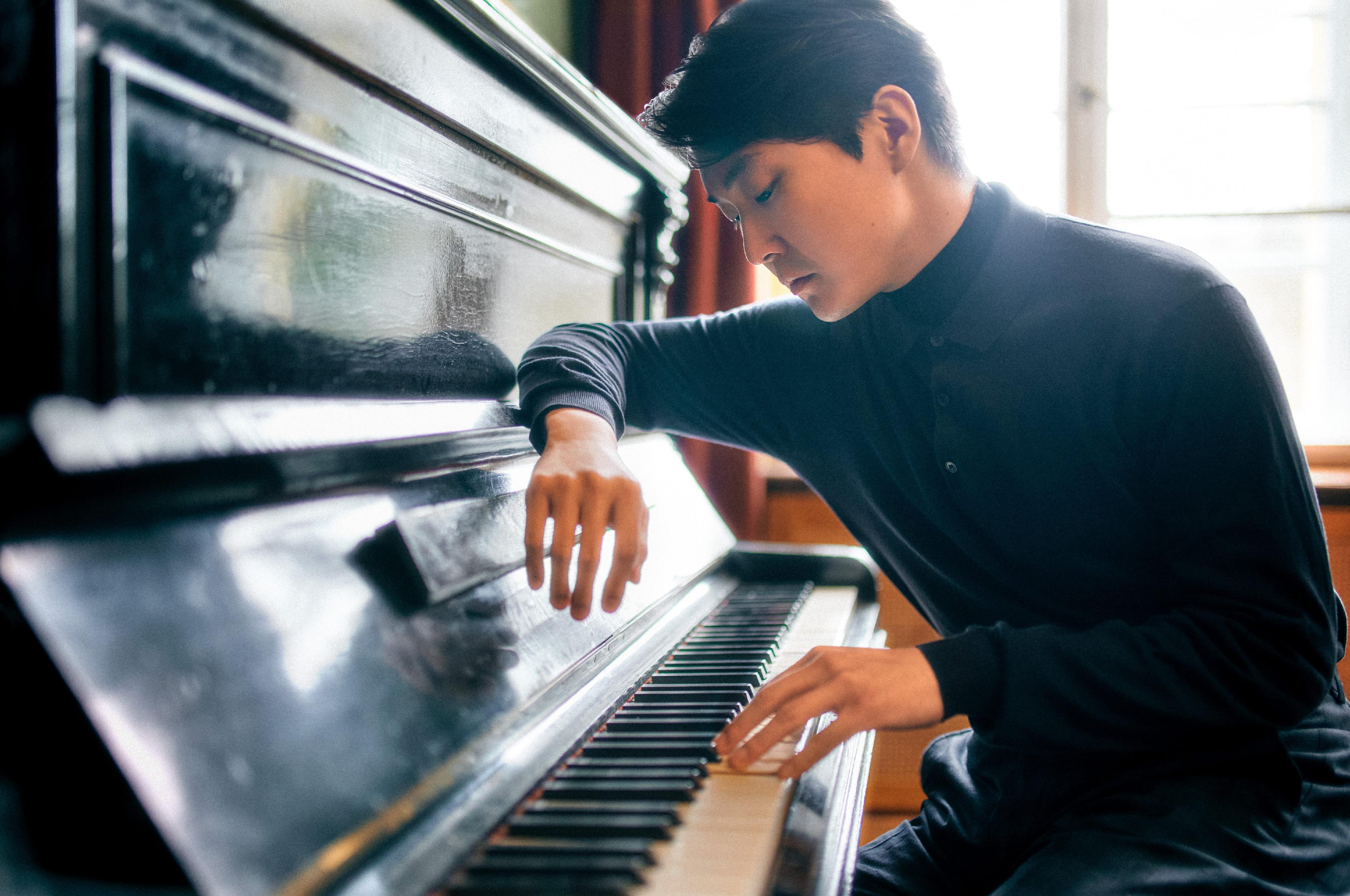 Highly sought-after pianist Seong-Jin Cho will give a recital in Hong Kong in November. Photo shows Cho. (Source of photo: Christoph Koestlin-DG)