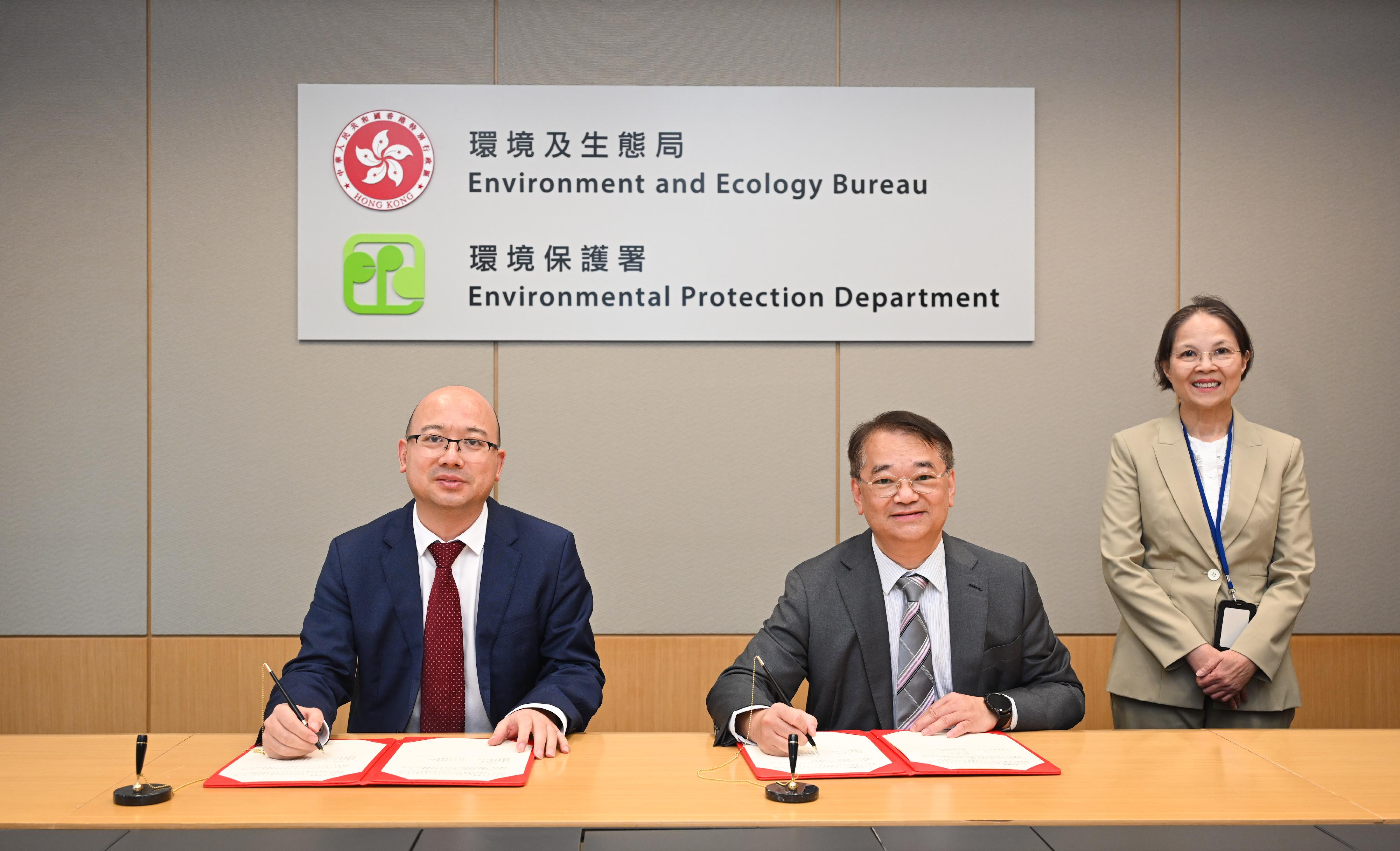 The Environmental Protection Department today (September 15) signed the Cooperation Arrangement for Raising Awareness of Ecological and Environmental Protection with the Center for Environmental Education and Communications of the Ministry of Ecology and Environment, to enhance co-operation on raising awareness of ecological and environmental protection. Picture shows the Director of Environmental Protection, Dr Samuel Chui (middle), and the General Director of the Center for Environmental Education and Communications of the Ministry of Ecology and Environment, Mr Tian Chengchuan (left), signing the Cooperation Arrangement, witnessed by the Under Secretary for Environment and Ecology, Miss Diane Wong (right).