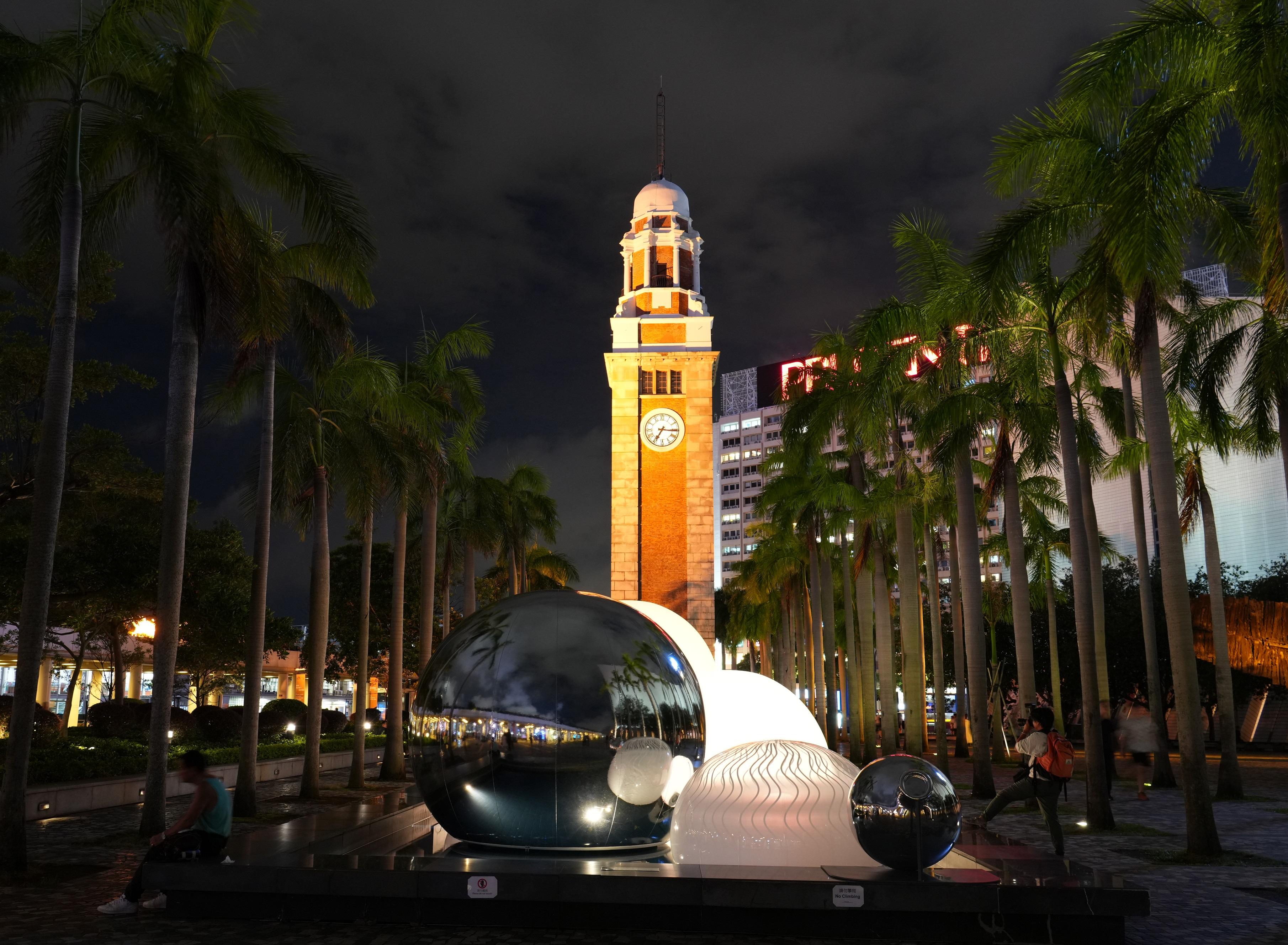 An interactive lighting installation entitled "The Moon Machine" will be displayed at the Hong Kong Cultural Centre Piazza pool from today (September 15) until October 8, kick-starting the Mid-Autumn Lantern Carnivals 2023. The installation, organised by the Leisure and Cultural Services Department, is designed and produced by local team One Bite Design Studio to create lighting effects through visual and sensory technology. The colours of the installation will change in response to the size of the crowd in its vicinity.