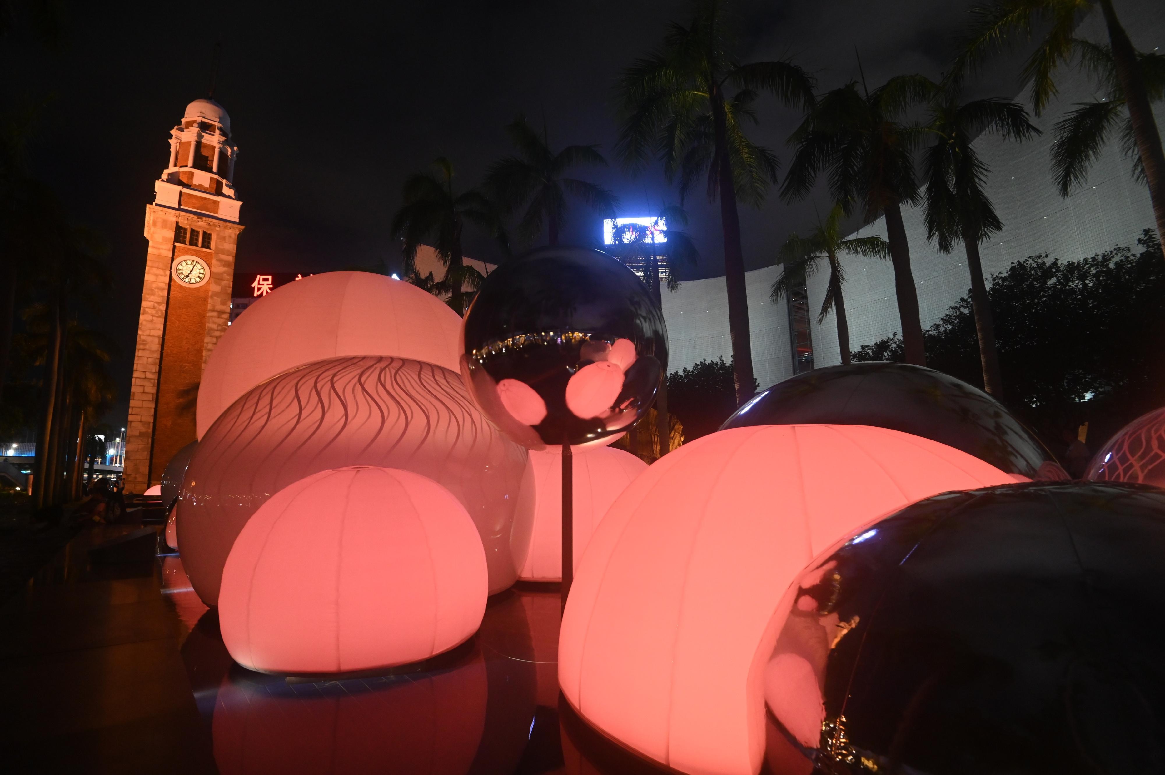 康乐及文化事务署今日（九月十五日）起至十月八日在香港文化中心露天广场的水池展出互动光影装置「月亮制造机」，为癸卯年中秋彩灯会揭开序幕。该装置由本地团队一口设计工作室打造，透过塑像及感测科技营造各种光影效果，装置颜色会因应附近人潮多寡而转变。