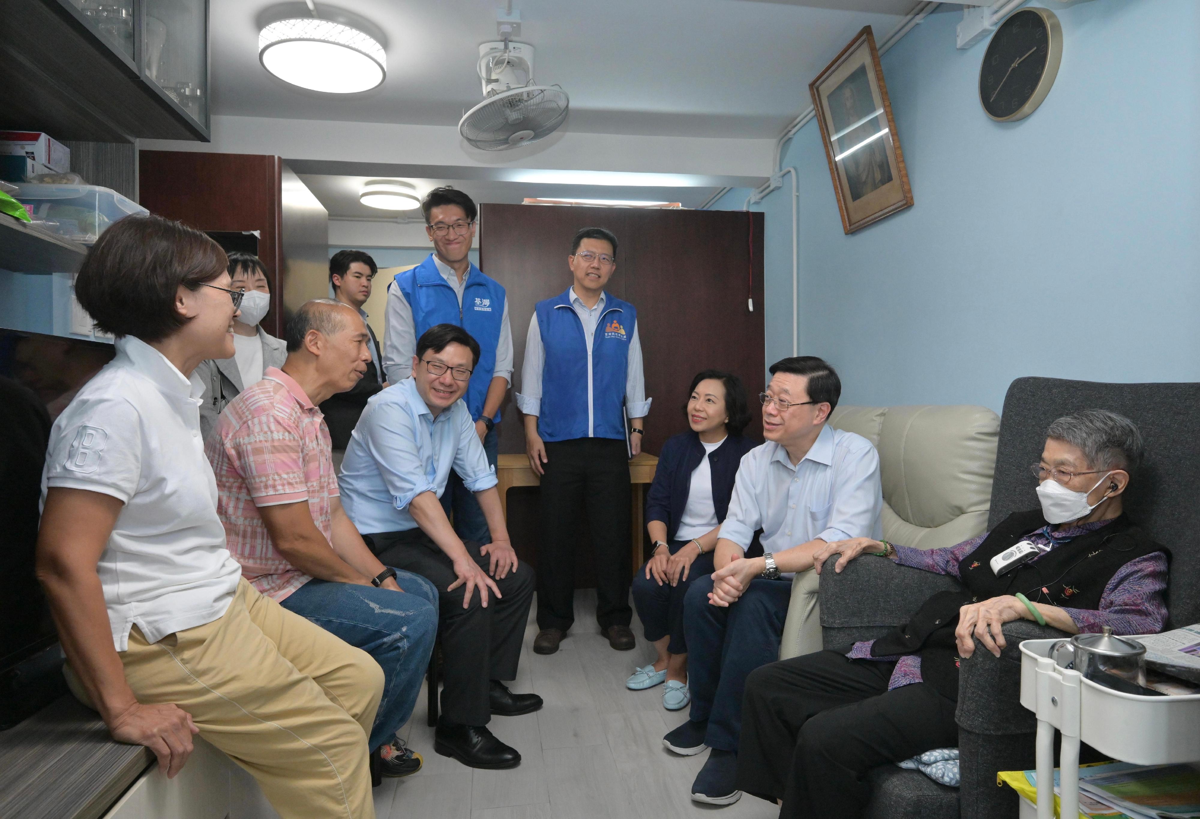 The Chief Executive, Mr John Lee, visited Tsuen Wan to gather public views on the upcoming Policy Address today (September 15). Photo shows Mr Lee (second right), accompanied by the Secretary for Home and Youth Affairs, Miss Alice Mak (third right); the Secretary for Labour and Welfare, Mr Chris Sun (front row, third left); the Director of Social Welfare, Miss Charmaine Lee (back row, first left); the District Officer (Tsuen Wan), Mr Billy Au (fourth right); and the Captain of the District Services and Community Care Teams in the Tsuen Wan District, Mr Kot Siu-yuen (fifth right), visiting elderly people and carers to understand their living conditions.