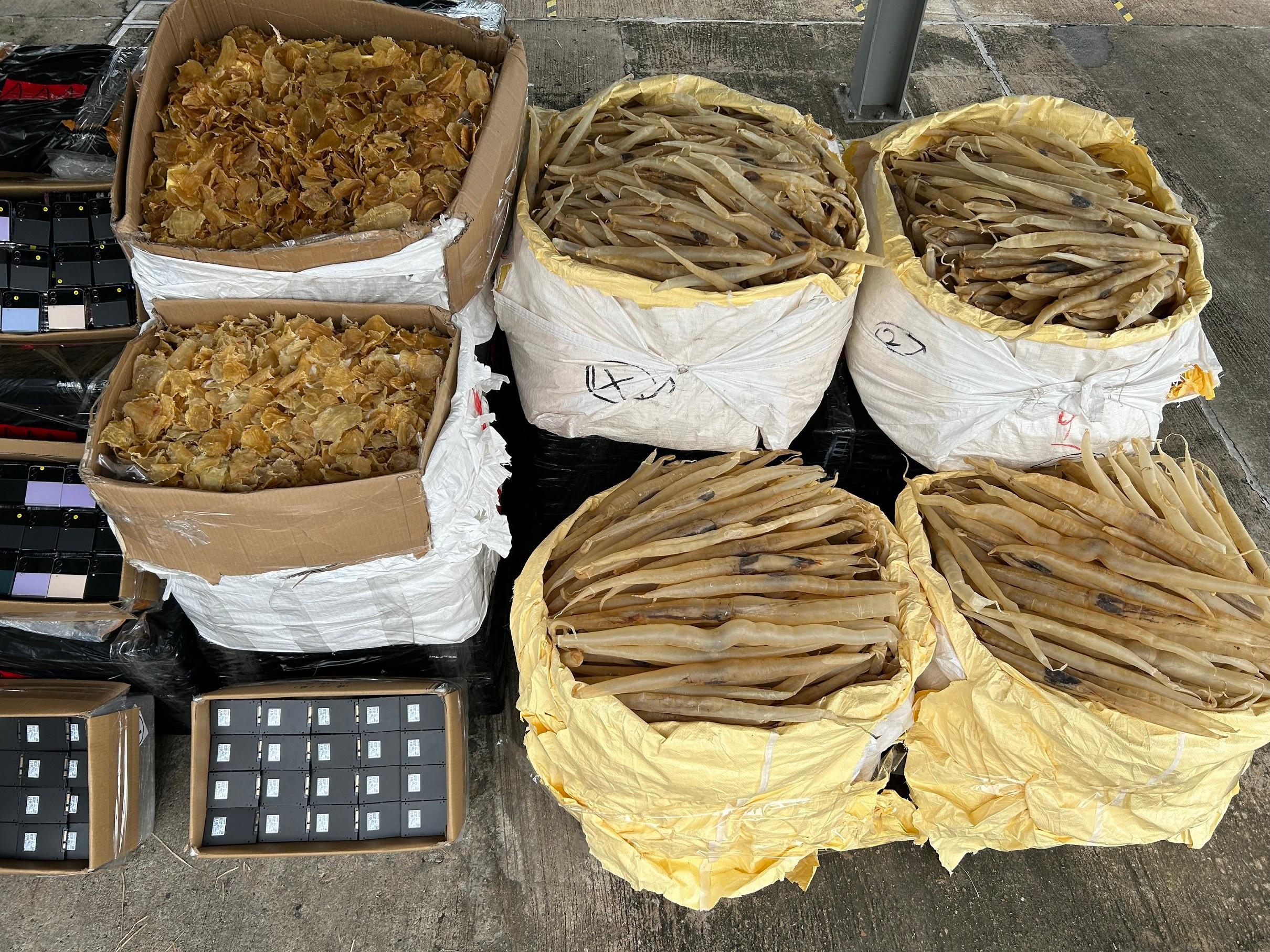 Hong Kong Customs yesterday (September 14) mounted an anti-smuggling operation in the Aberdeen Wholesale Fish Market and detected a suspected smuggling case involving a speedboat. A batch of suspected smuggled goods, with an estimated market value of about $11 million, was seized. Photo shows some of the suspected smuggled dried fish maws seized.