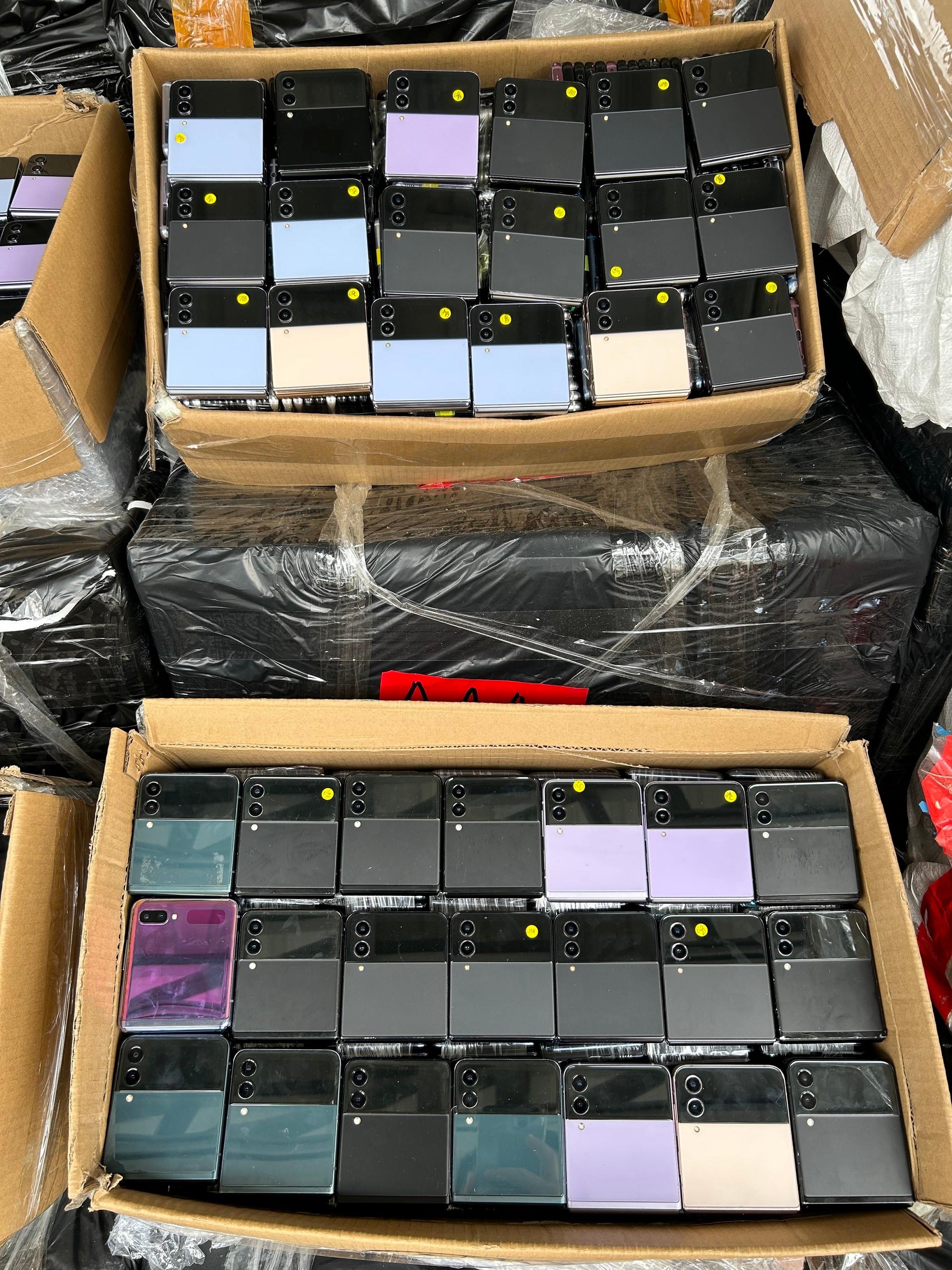 Hong Kong Customs yesterday (September 14) mounted an anti-smuggling operation in the Aberdeen Wholesale Fish Market and detected a suspected smuggling case involving a speedboat. A batch of suspected smuggled goods, with an estimated market value of about $11 million, was seized. Photo shows some of the suspected smuggled mobile phones seized.