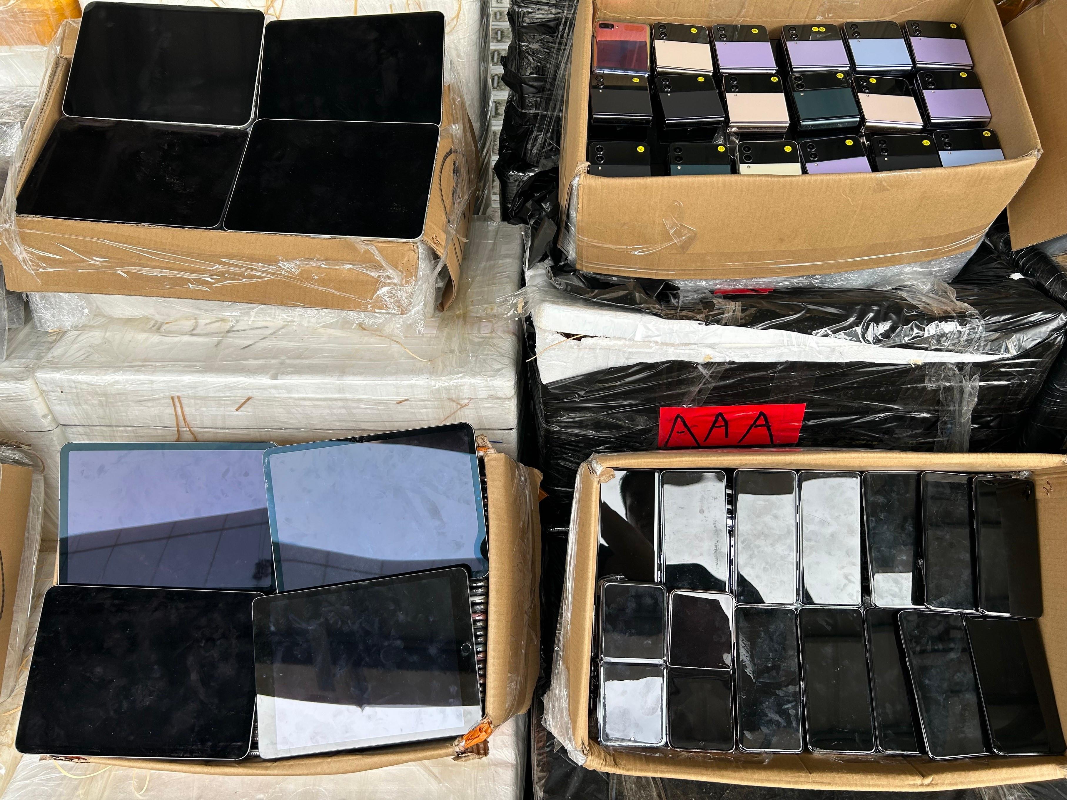 Hong Kong Customs yesterday (September 14) mounted an anti-smuggling operation in the Aberdeen Wholesale Fish Market and detected a suspected smuggling case involving a speedboat. A batch of suspected smuggled goods, with an estimated market value of about $11 million, was seized. Photo shows some of the suspected smuggled mobile phones and computer tablets seized.