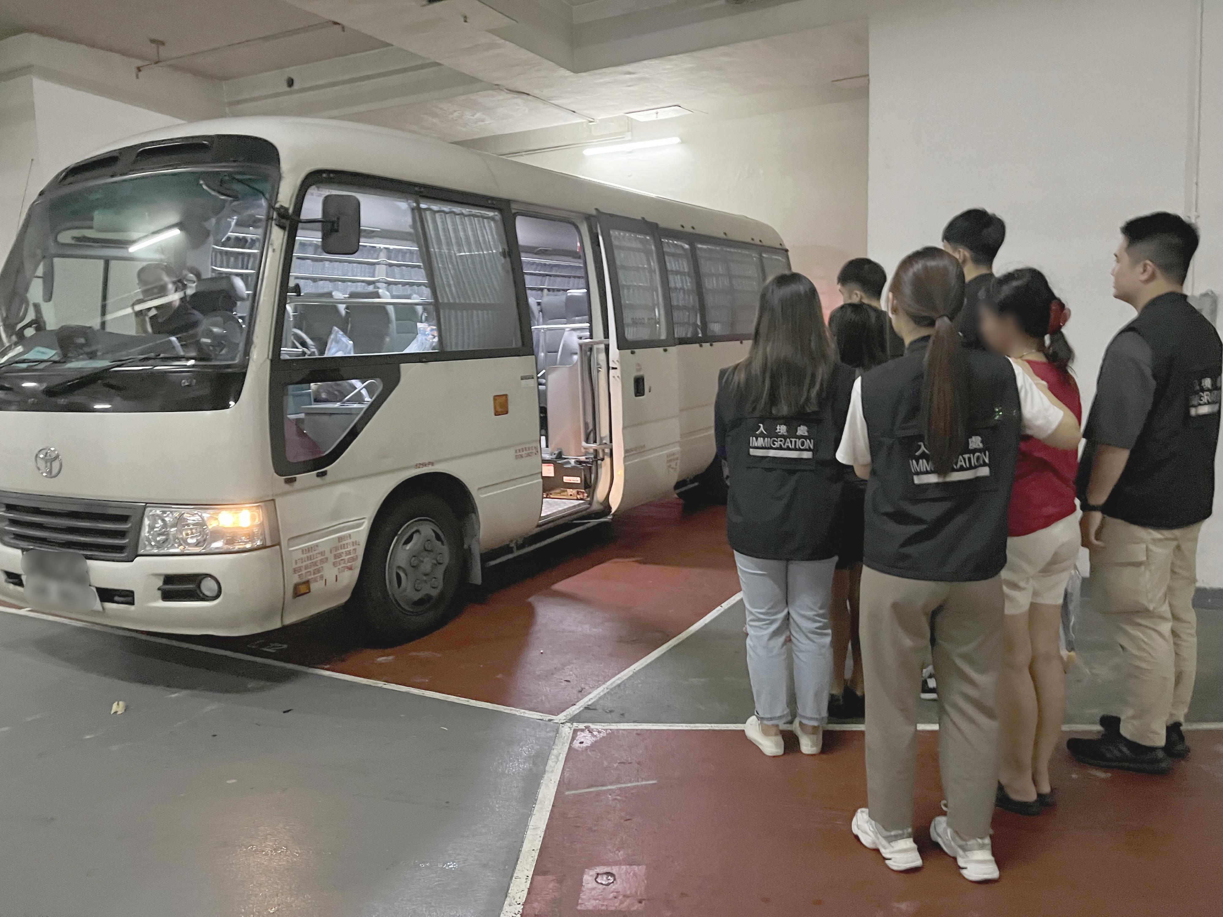 入境事务处于九月十一日至昨日（九月十四日）一连四日在全港各区展开反非法劳工行动，分别是代号「曙光行动」及连同香港警务处执行的「风沙行动」。图示怀疑非法劳工在行动中被捕。