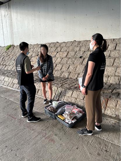 The Immigration Department mounted a series of territory-wide anti-illegal worker operations codenamed "Twilight" and a joint operation with the Hong Kong Police Force codenamed "Windsand" for four consecutive days from September 11 to yesterday (September 14). Photo shows a Mainland visitor involved in suspected parallel trading activities and her goods.