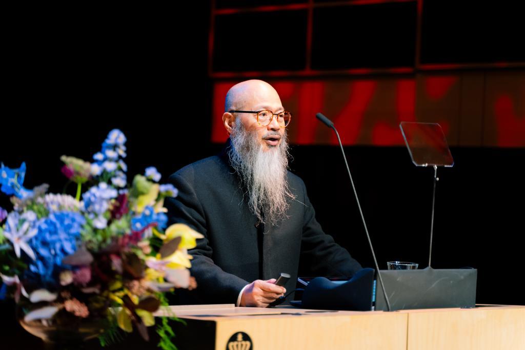 The Hong Kong Economic and Trade Office, London supported the "Wallace Chan: Skulptur & Smykker (Sculpture & Jewellery)" lecture by Wallace Chan, a world-renowned jewellery and sculpture artist, at the Royal Danish Library in Copenhagen, Denmark, on September 14 (Copenhagen time). Photo shows Chan giving a lecture to the Danish audience.