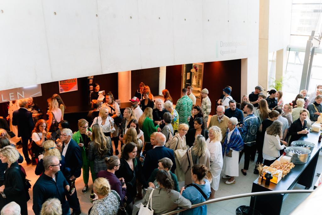 The Hong Kong Economic and Trade Office, London supported the "Wallace Chan: Skulptur & Smykker (Sculpture & Jewellery)" lecture by Wallace Chan, a world-renowned jewellery and sculpture artist, at the Royal Danish Library in Copenhagen, Denmark, on September 14 (Copenhagen time). Photo shows the reception held before the lecture.