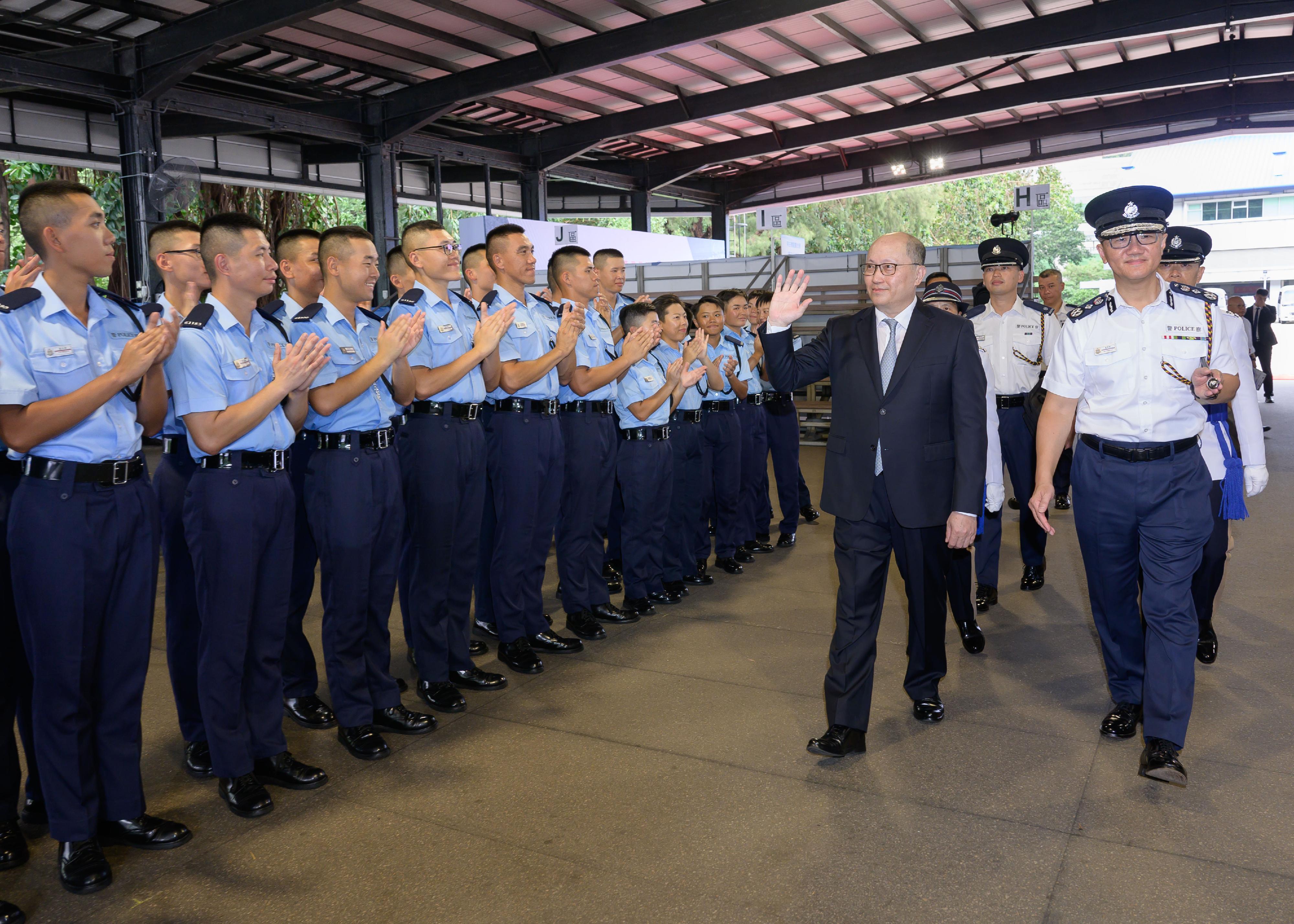 The Director of the Liaison Office of the Central People's Government in the Hong Kong Special Administrative Region, Mr Zheng Yanxiong (front row, second right), accompanied by the Commissioner of Police, Mr Siu Chak-yee (front row, first right), meets graduates after the passing-out parade held at the Hong Kong Police College today (September 16).
