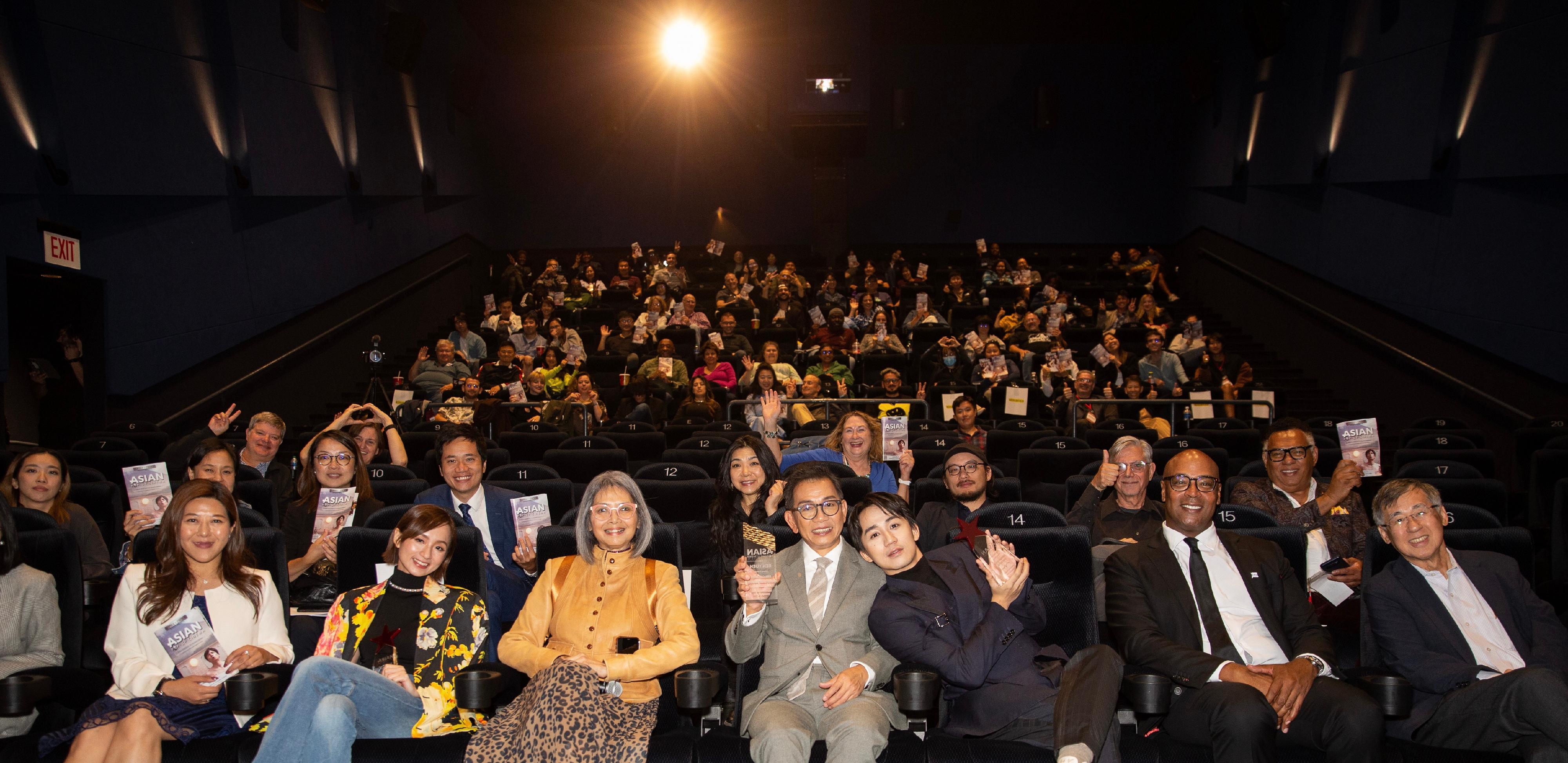 Several Hong Kong film talents across different generations were recognised for their outstanding achievement and contribution to the industry at the awards presentation ceremony of the Asian Pop-Up Cinema (APUC) Season 17 in Chicago on September 16 (Chicago time). Photo shows the award winners and officiating guests with the audience at the international premiere of "Stand Up Story".