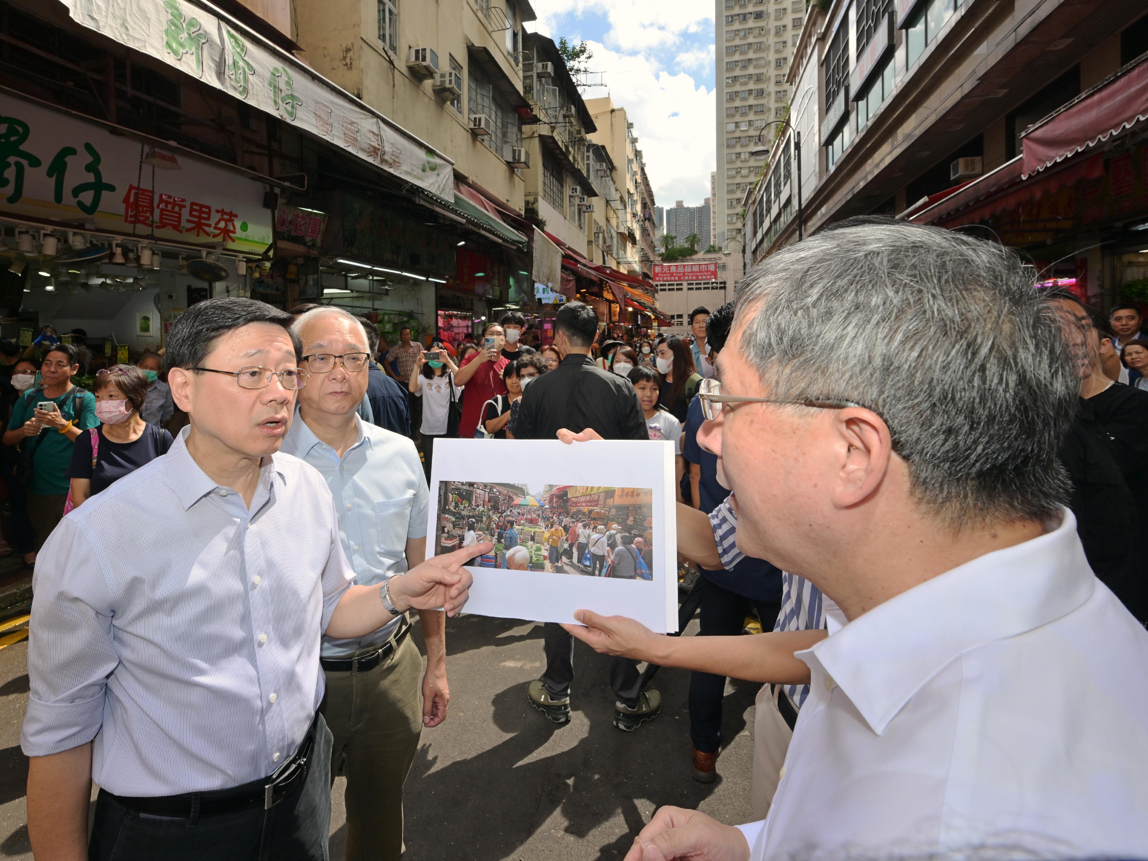 The Chief Executive, Mr John Lee, visited Yuen Long to gather public views on the upcoming Policy Address today (September 17). Photo shows Mr Lee (first left), accompanied by the Deputy Chief Secretary for Administration, Mr Cheuk Wing-hing (first right), and the Secretary for Environment and Ecology, Mr Tse Chin-wan (second left), inspecting a hygiene black spot at Yuen Long New Street to learn more about the effectiveness of the joint efforts made by the Food and Environmental Hygiene Department and the Police in combating shop front extensions.