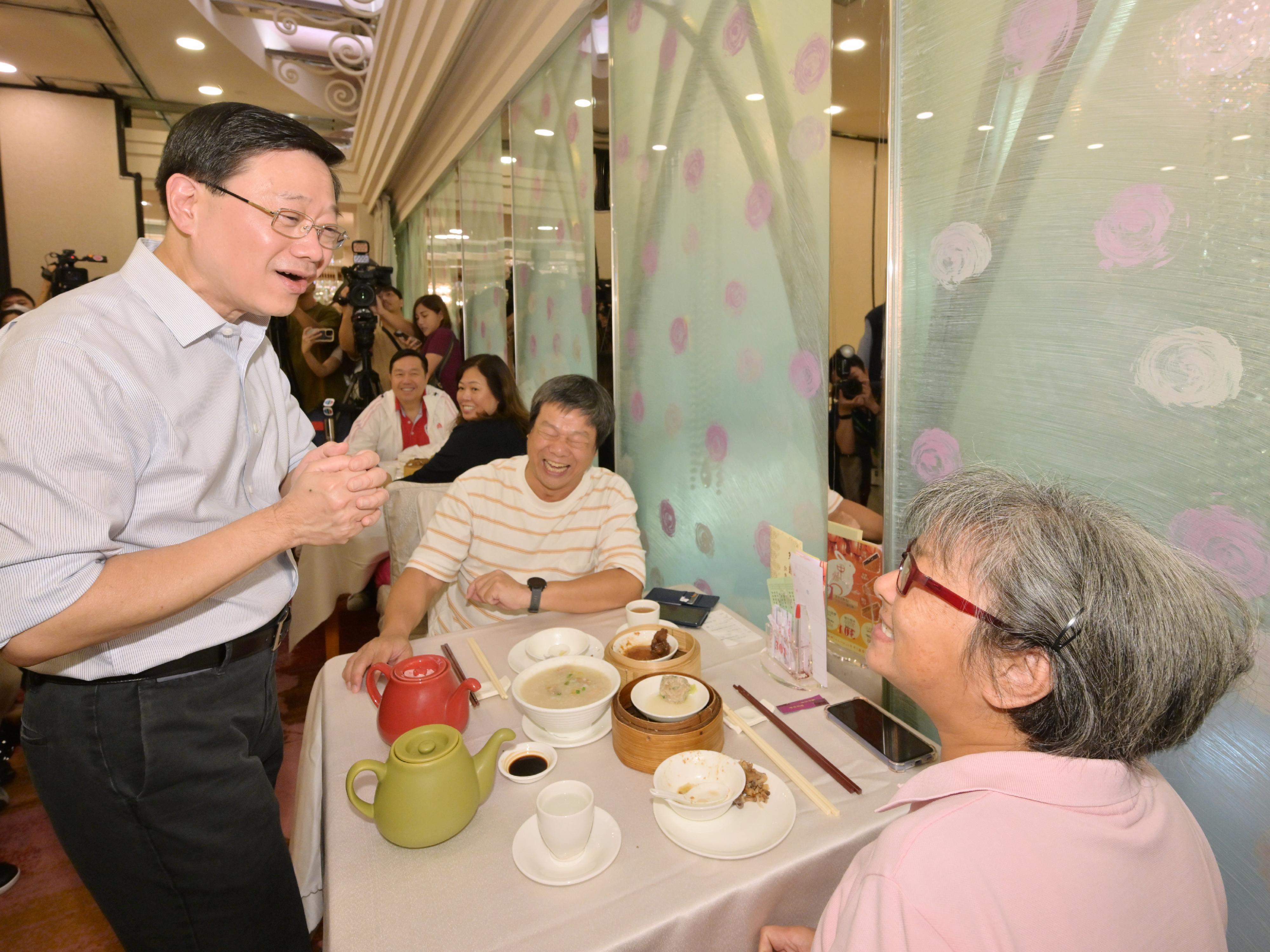 The Chief Executive, Mr John Lee, visited Yuen Long to gather public views on the upcoming Policy Address today (September 17). Photo shows Mr Lee (first left) interacting with members of the public and listening to their views on the upcoming Policy Address.