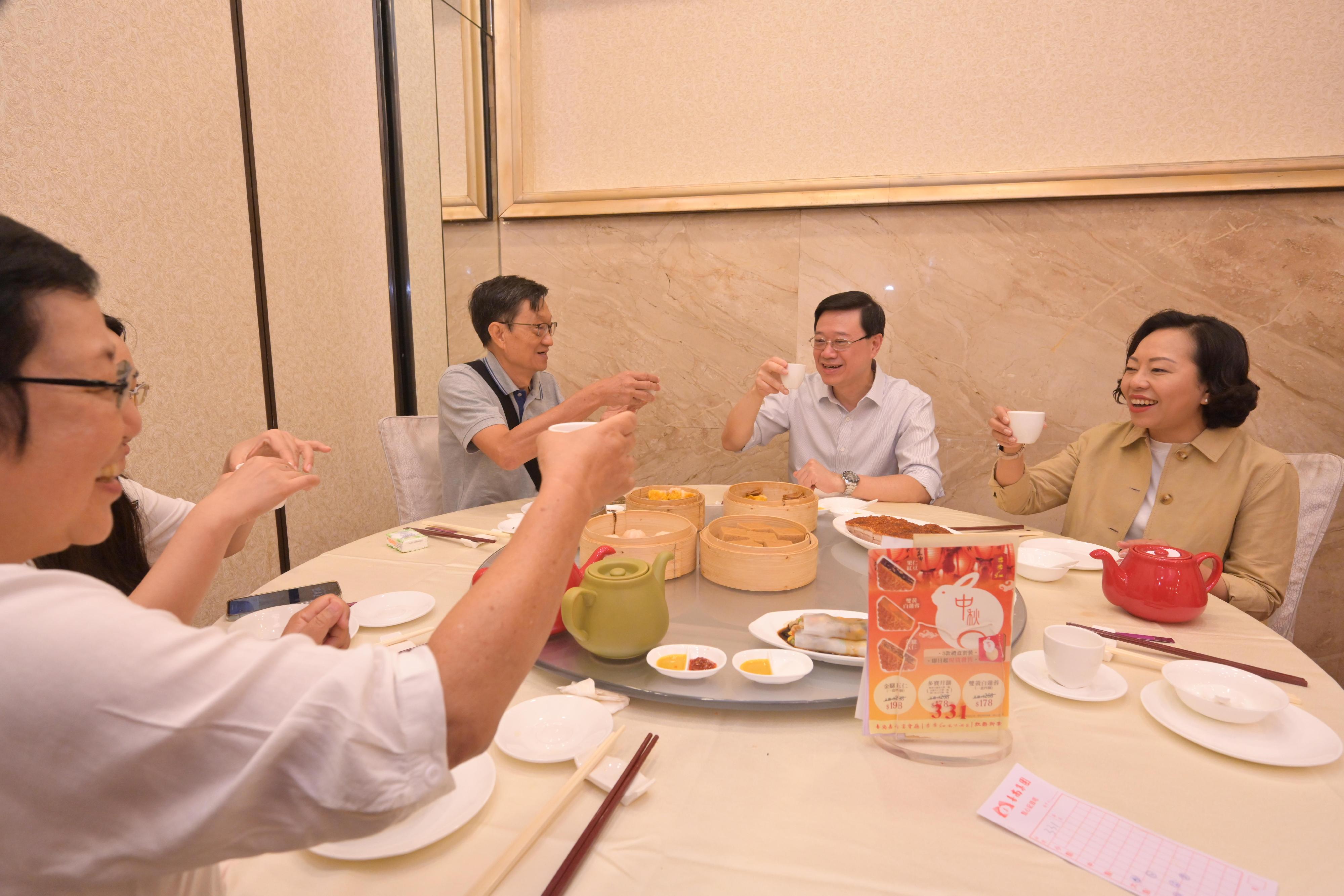 The Chief Executive, Mr John Lee, visited Yuen Long to gather public views on the upcoming Policy Address today (September 17). Photo shows Mr Lee (second right), and the Secretary for Home and Youth Affairs, Miss Alice Mak (first right), interacting with members of the public and listening to their views on the upcoming Policy Address.
