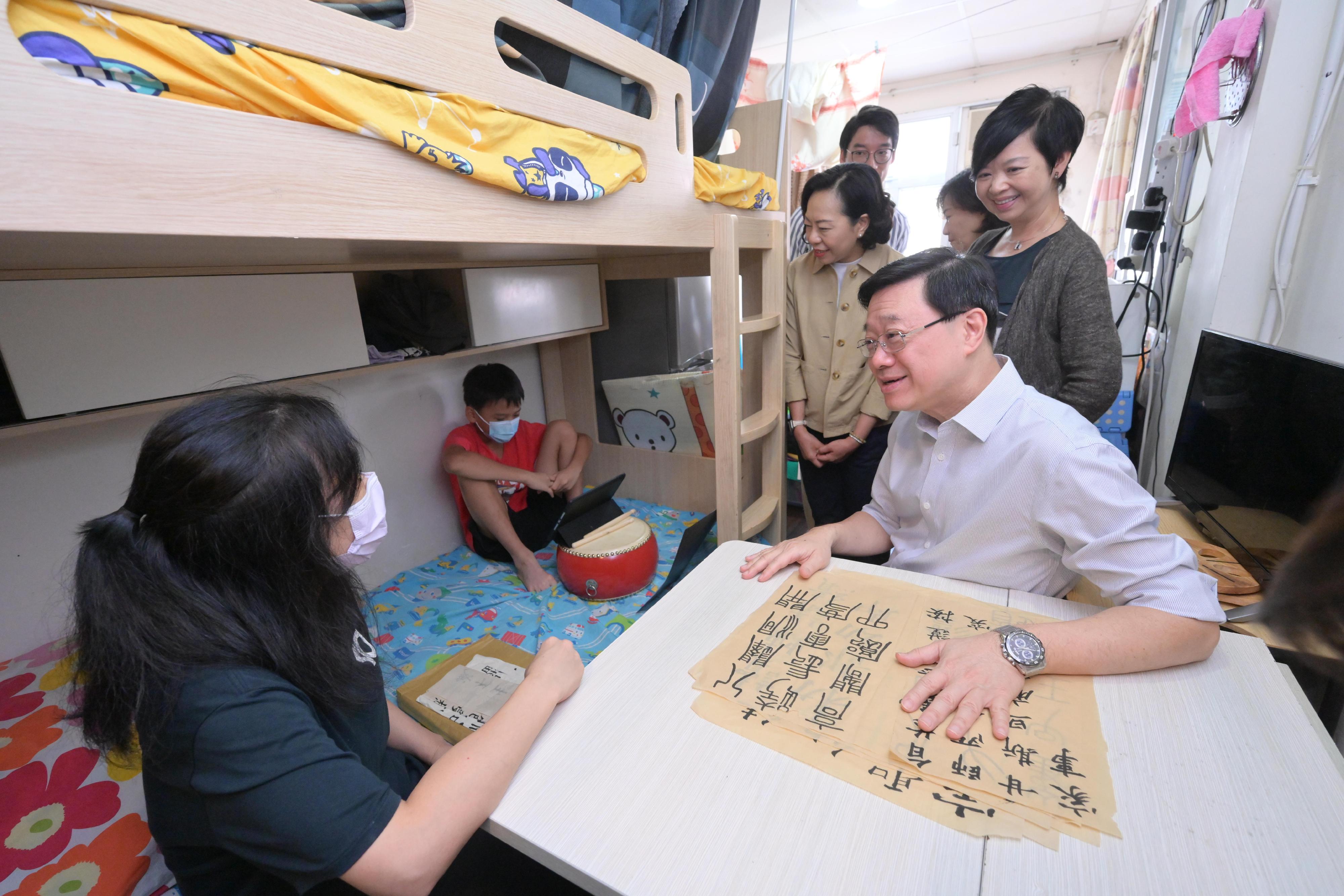 The Chief Executive, Mr John Lee, visited Yuen Long to gather public views on the upcoming Policy Address today (September 17). Photo shows Mr Lee (front row, first right), accompanied by the Secretary for Housing, Ms Winnie Ho (back row, first right), and the Secretary for Home and Youth Affairs, Miss Alice Mak (back row, second right), visiting a grassroots family living in a subdivided unit to understand their living conditions.