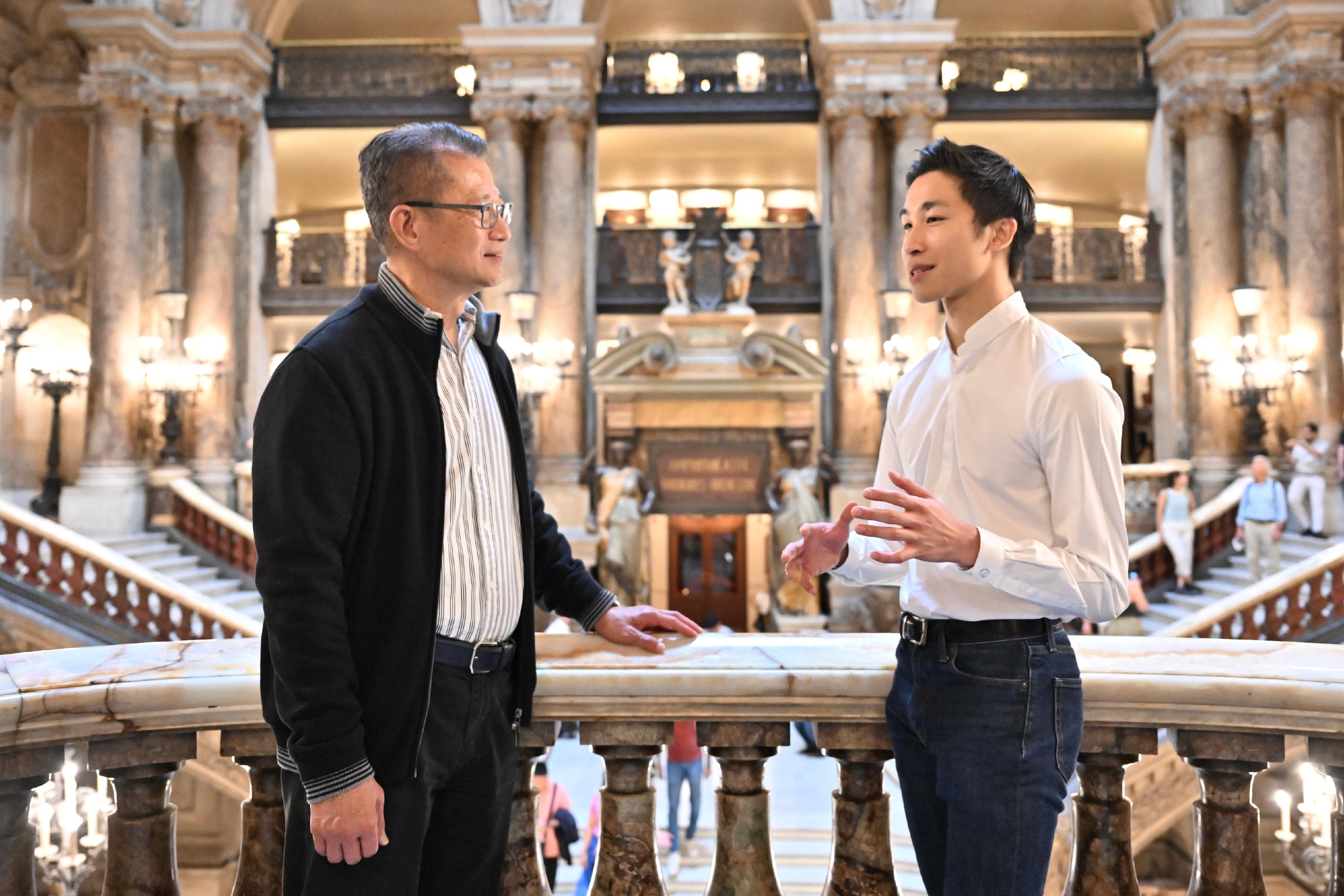 財政司司長陳茂波（左）九月十七日（巴黎時間）在法國巴黎與一位來自香港的年輕芭蕾舞蹈家見面，了解他從事表演藝術之路。