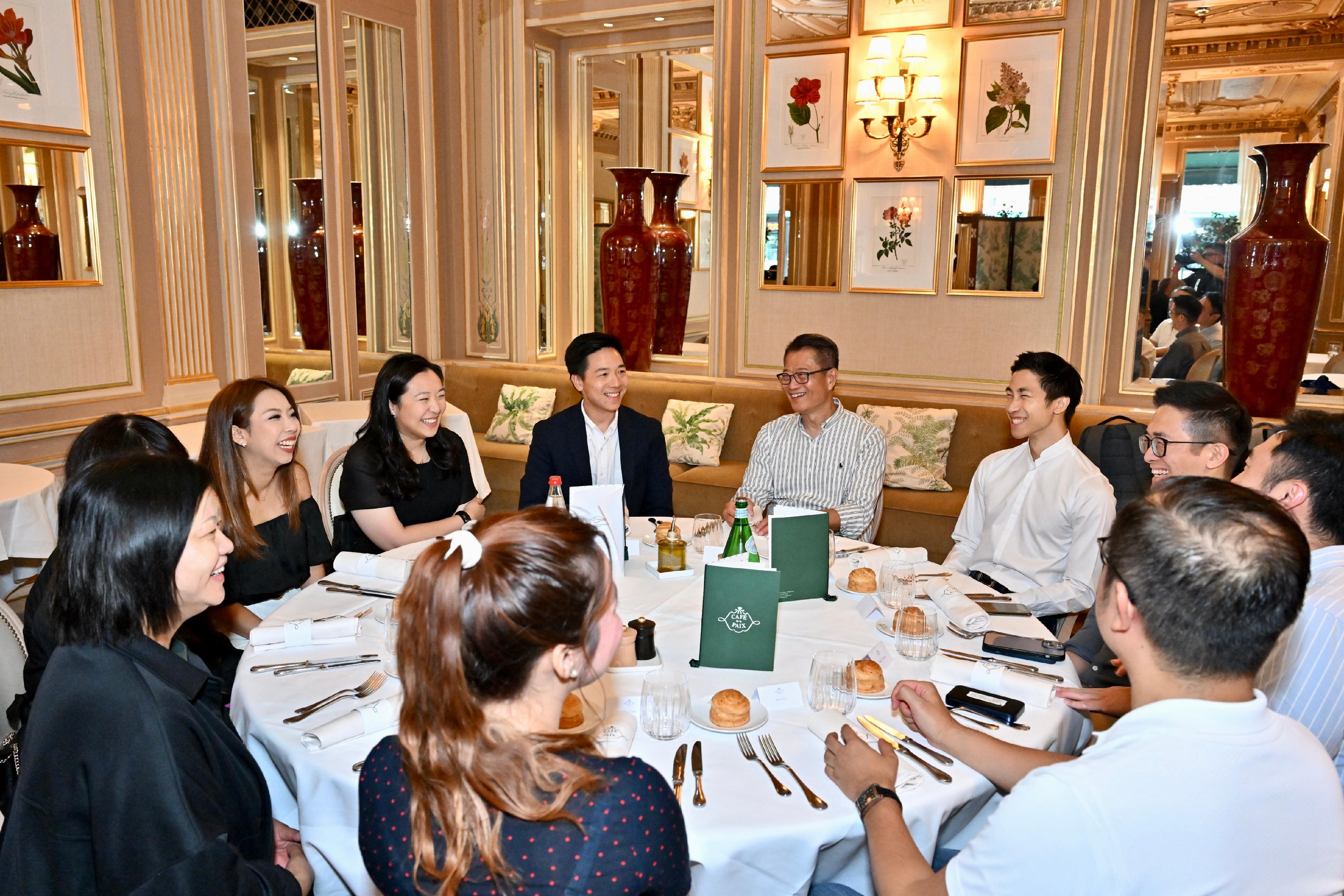 财政司司长陈茂波九月十七日（巴黎时间）在法国巴黎与几位在当地从事音乐和文化工作的香港年青人会面，了解他们在欧洲的生活。