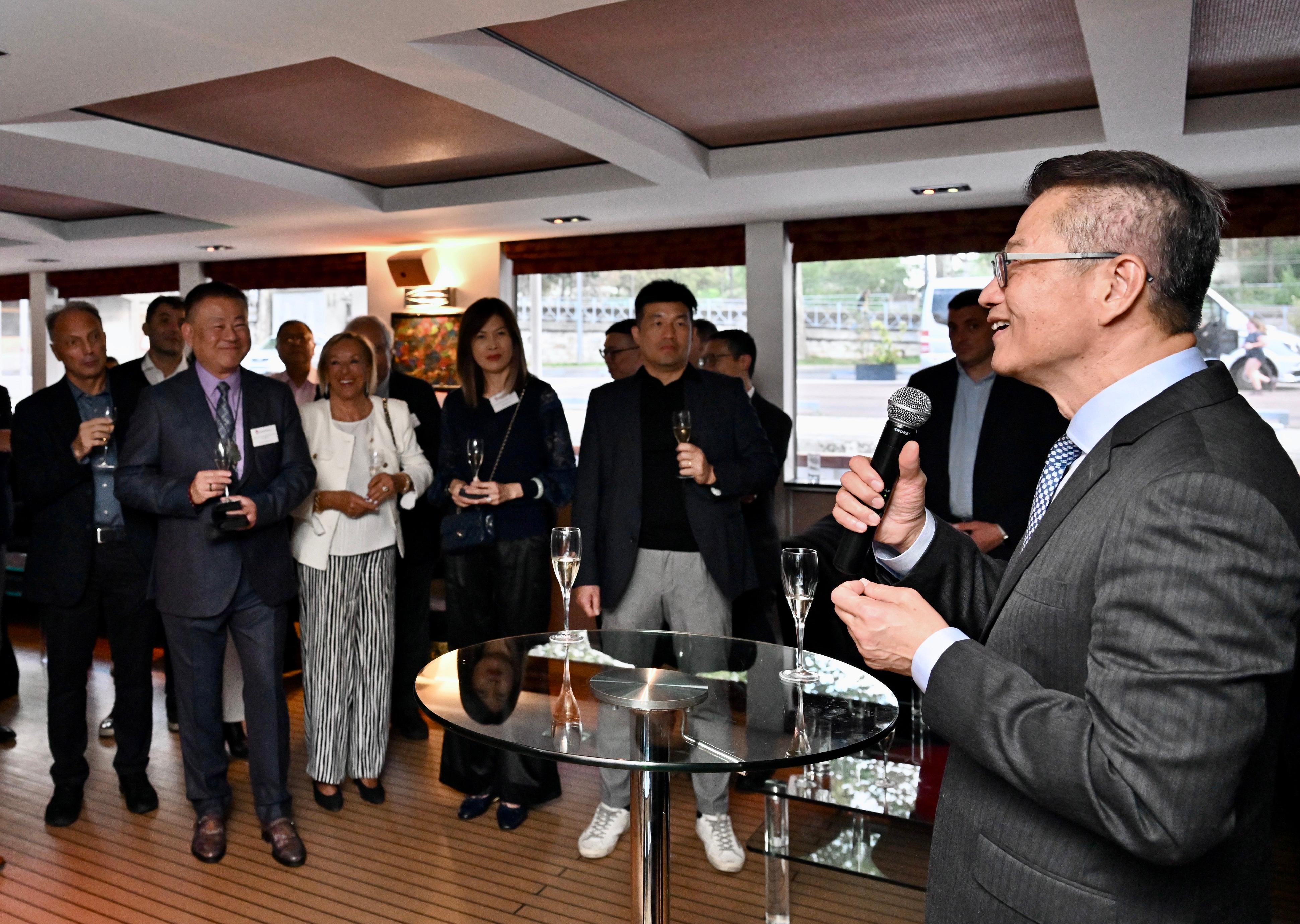 財政司司長陳茂波昨日（巴黎時間九月十八日）出席環球香港商業協會聯盟主辦的歐洲論壇酒會。圖示陳茂波（右一）在酒會上致辭。