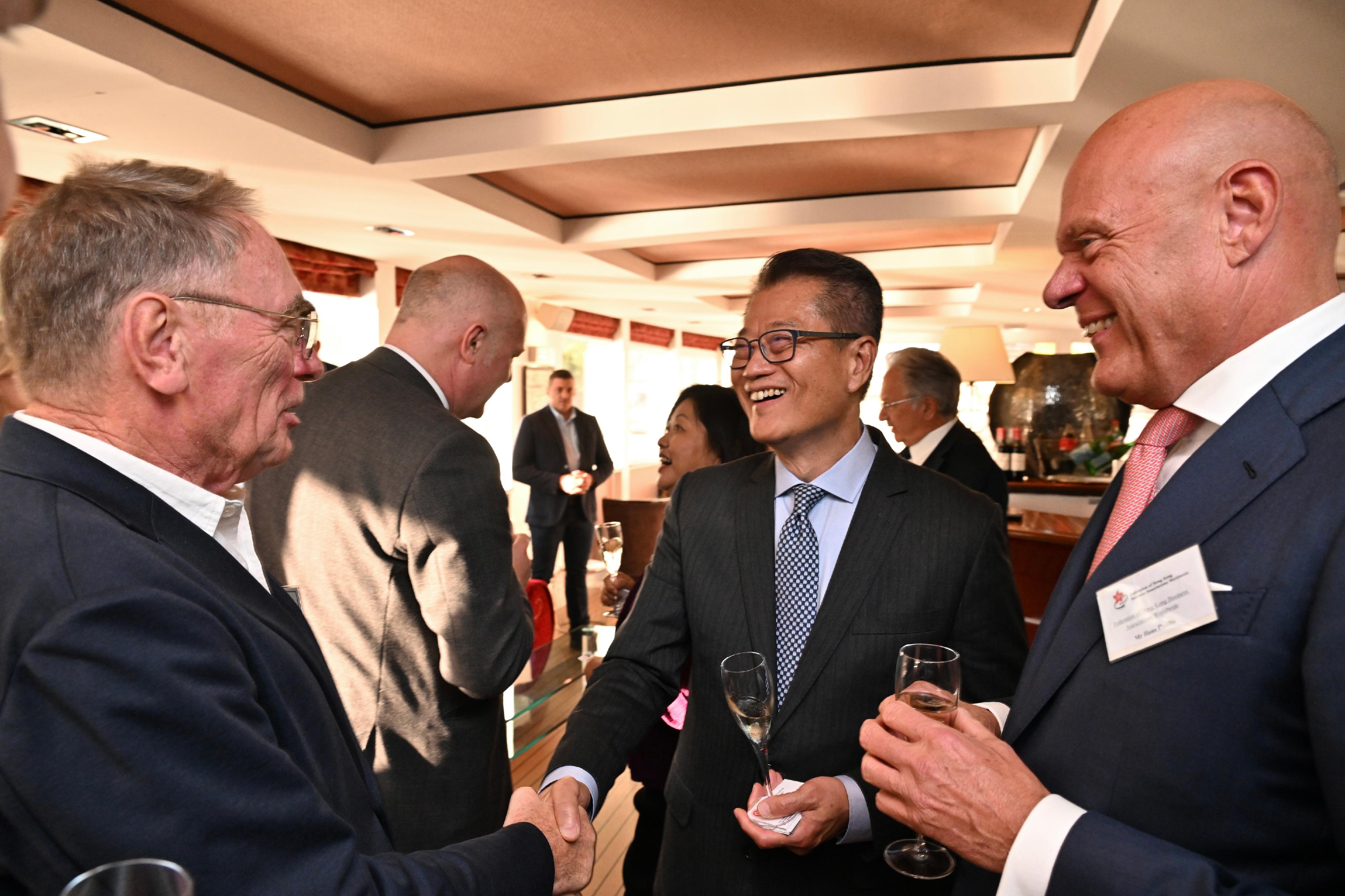 財政司司長陳茂波昨日（巴黎時間九月十八日）出席環球香港商業協會聯盟主辦的歐洲論壇酒會。圖示陳茂波（右二）與出席酒會的人士交流。
