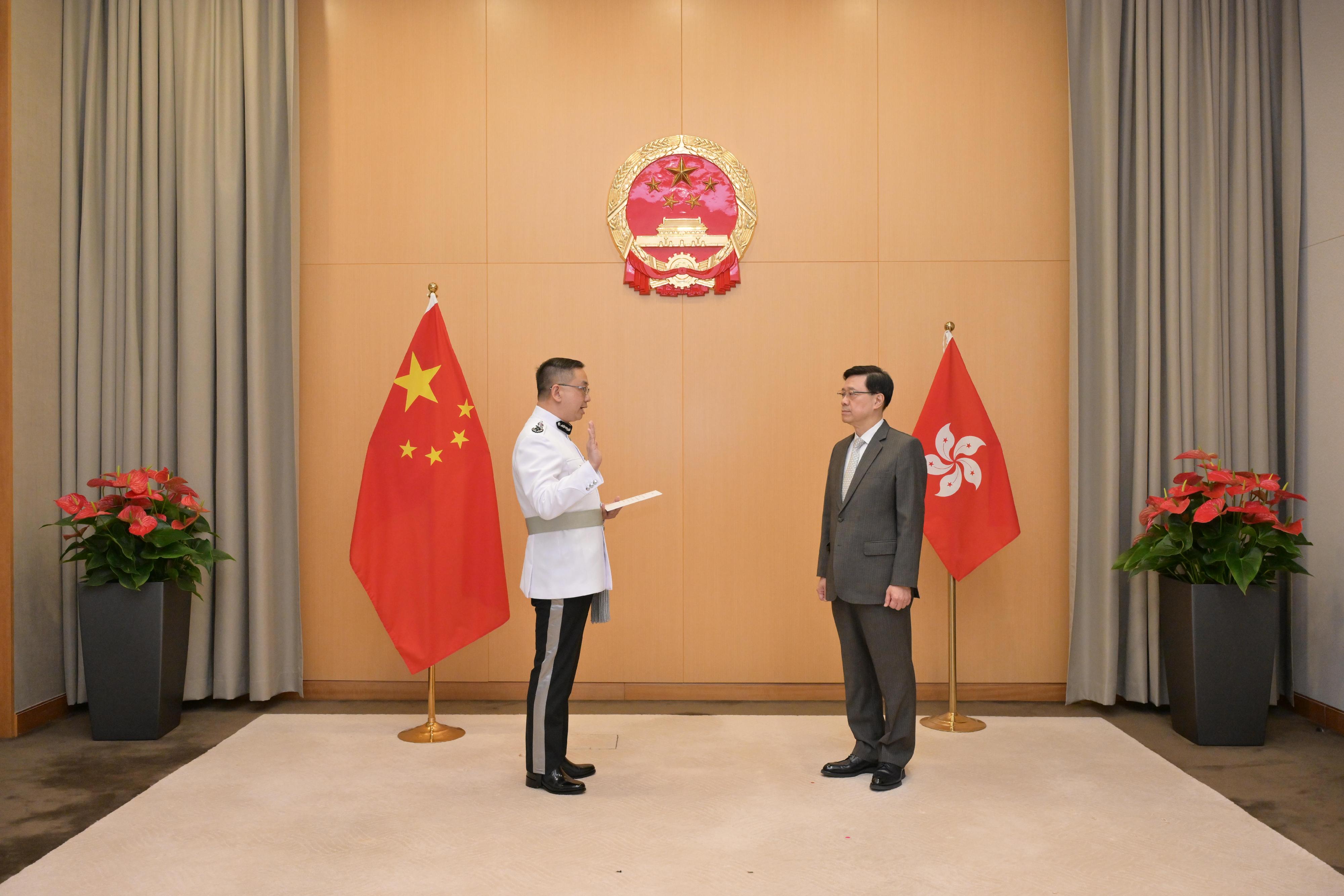 新任入境事務處處長郭俊峯（左）今日（九月十九日）在行政長官李家超（右）監誓下宣誓就職。