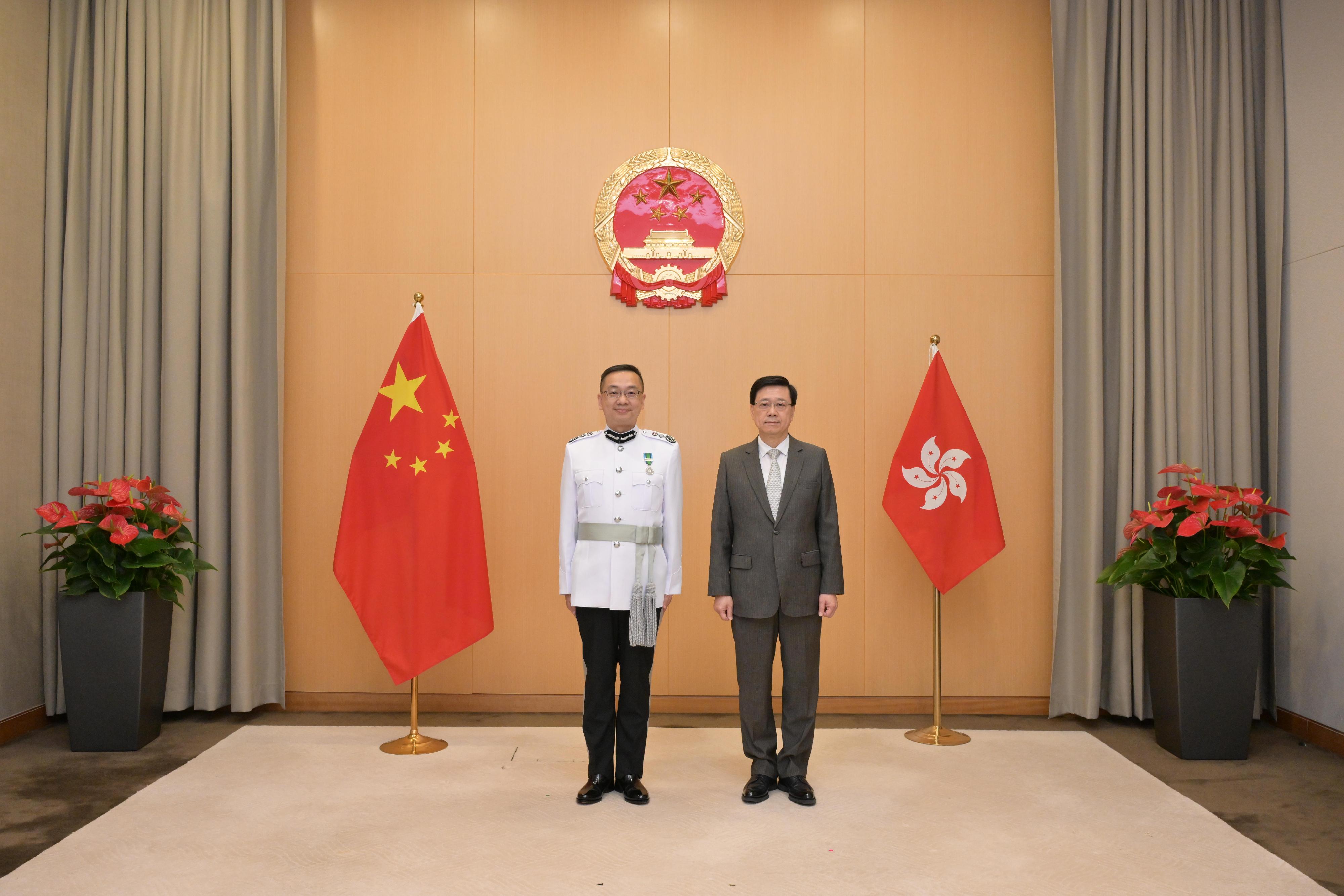 行政長官李家超（右）今日（九月十九日）與新任入境事務處處長郭俊峯（左）合照。