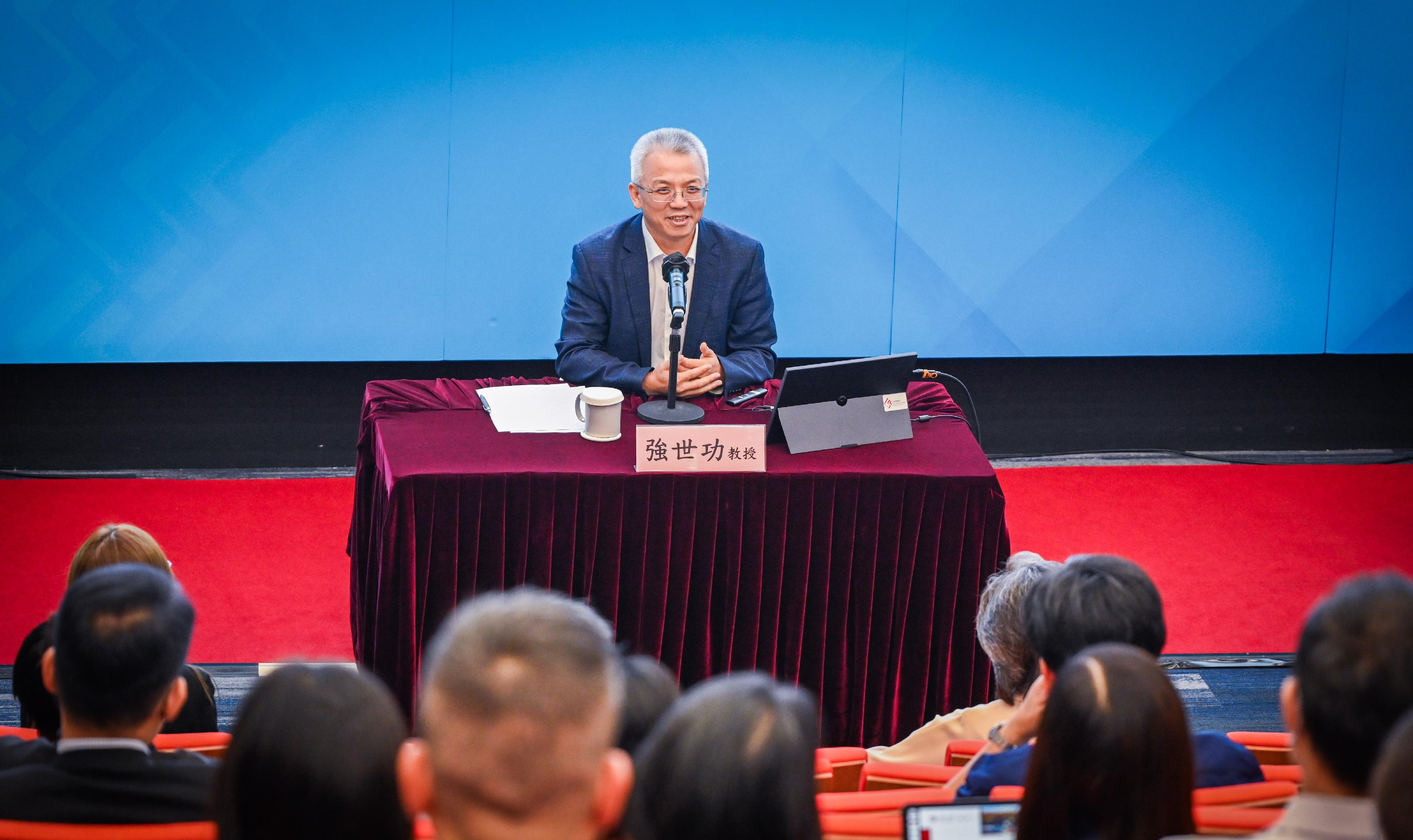 The Civil Service College of the Civil Service Bureau, in collaboration with the Institute for Hong Kong and Macau Studies, Peking University, launched an in-depth programme on "one country, two systems" and the contemporary China, and organised a lecture on the topic of "The Theory and Practice of 'One Country, Two Systems'". Photo shows Professor Jiang Shigong of the Peking University Law School delivering the talk.