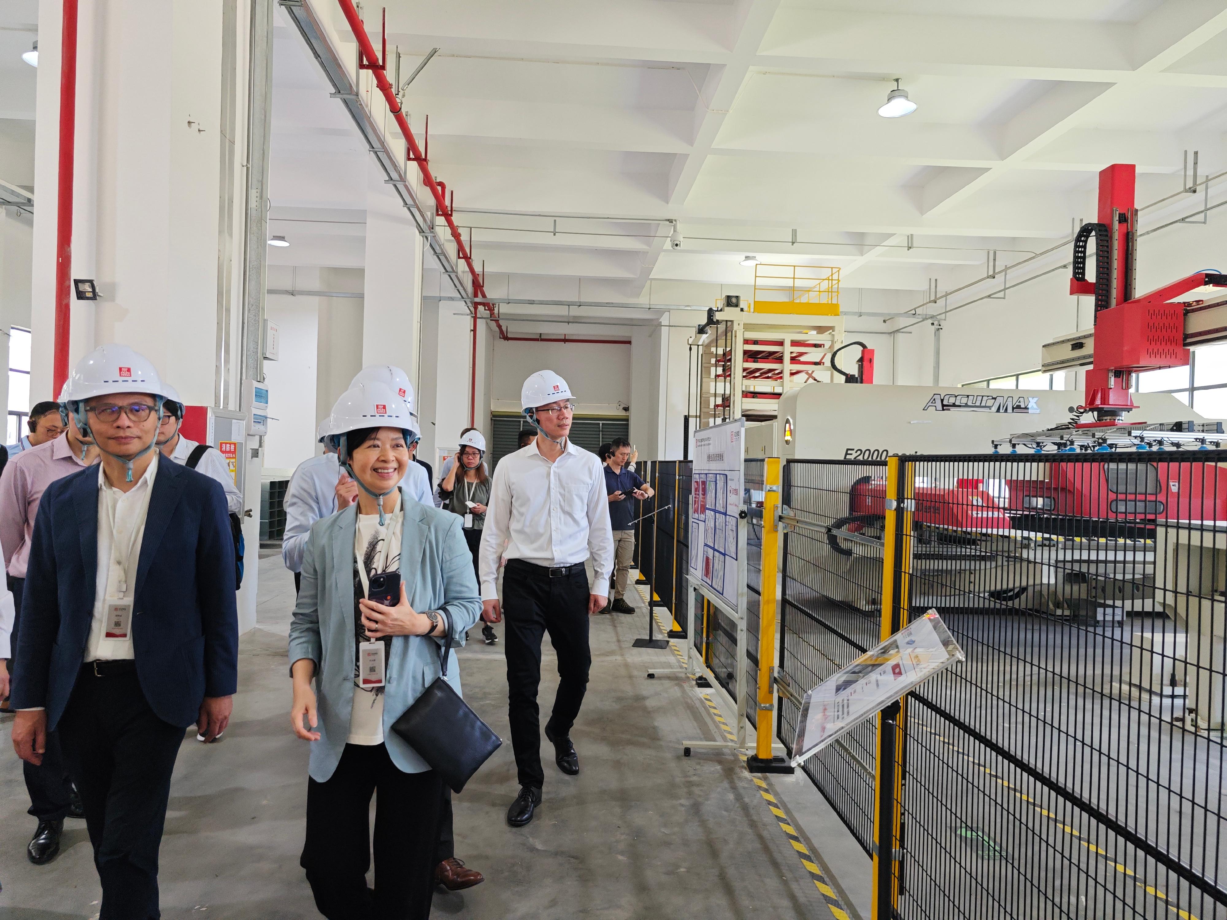 The Secretary for Housing, Ms Winnie Ho, and representatives of the Housing Department visited Zhuhai today (September 19) to get an understanding of the latest development of Multi-trade Integrated Mechanical, Electrical and Plumbing (MiMEP) in the Guangdong-Hong Kong-Macao Greater Bay Area, as well as the application of this innovative and efficient construction technology in Hong Kong's public housing projects. Photo shows Ms Ho (second left) visiting the digital pavilion and production lines of the China Overseas Innovation & Technology (Zhuhai) Company Limited.