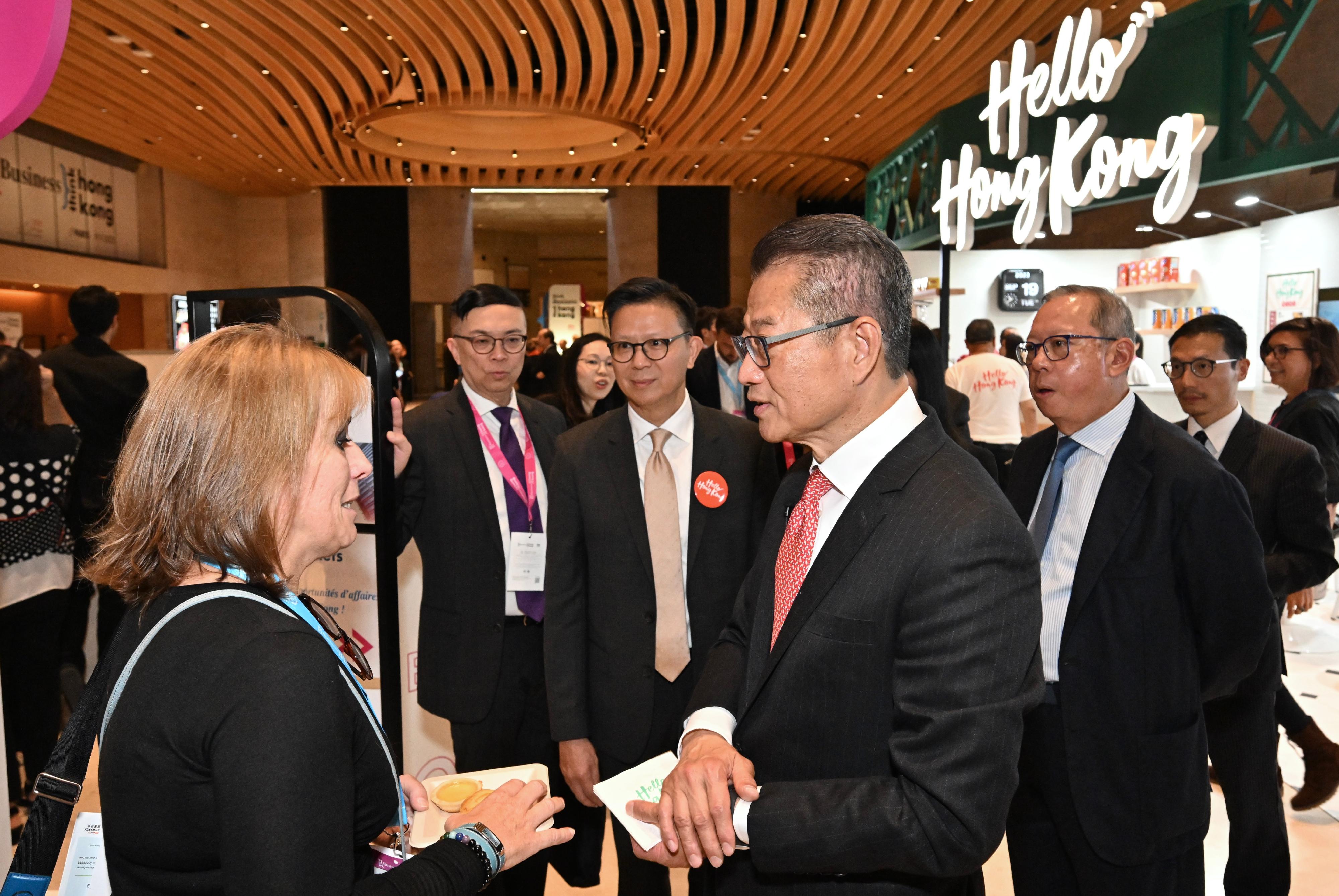 The Financial Secretary, Mr Paul Chan, continued his visit to Paris, France, today (September 19, Paris time). At the Think Business Think Hong Kong Symposium he attended this morning, Mr Chan introduced the new developments and advantages of Hong Kong to industrial and commercial sectors in France. Photo shows Mr Chan (second right) touring the Think Business Think Hong Kong Exhibition.