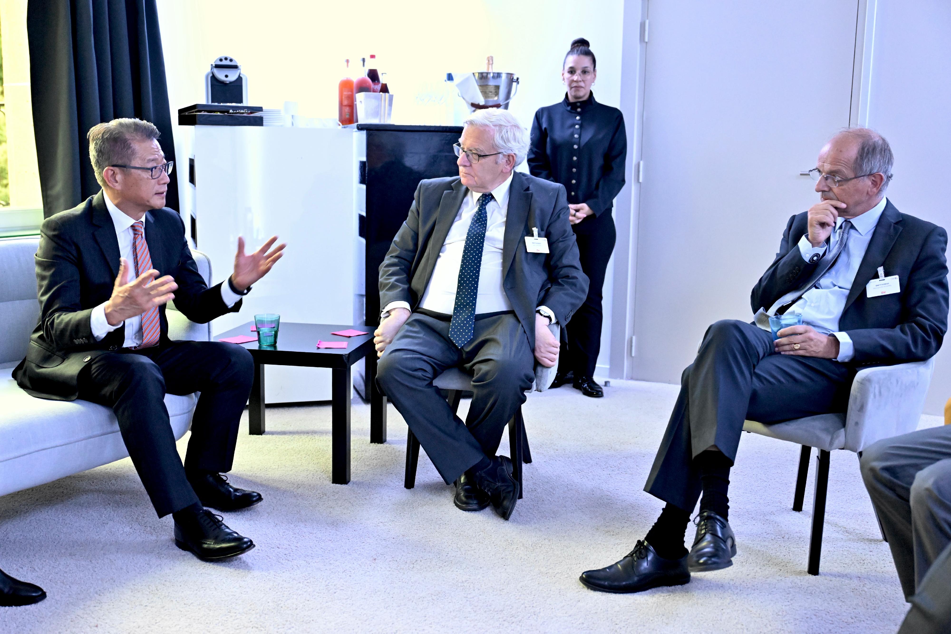 財政司司長陳茂波昨日（巴黎時間九月十九日）繼續訪問法國巴黎。圖示陳茂波（左一）在出席香港貿易發展局主辦的巴黎香港晚宴前，與法國金融界代表會面。