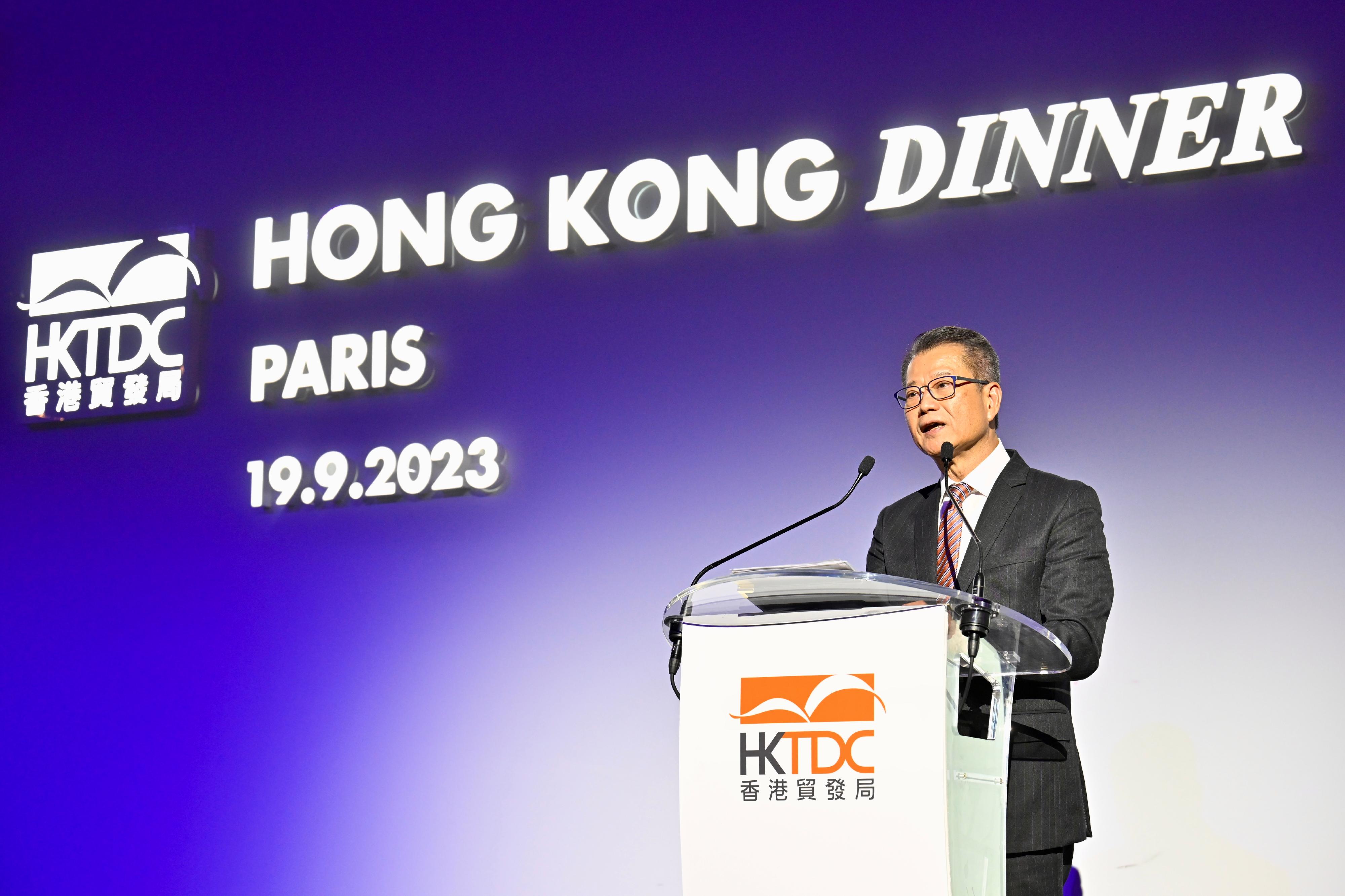 財政司司長陳茂波昨日（巴黎時間九月十九日）繼續訪問法國巴黎。圖示陳茂波在香港貿易發展局主辦的巴黎「香港晚宴」上發表演說。