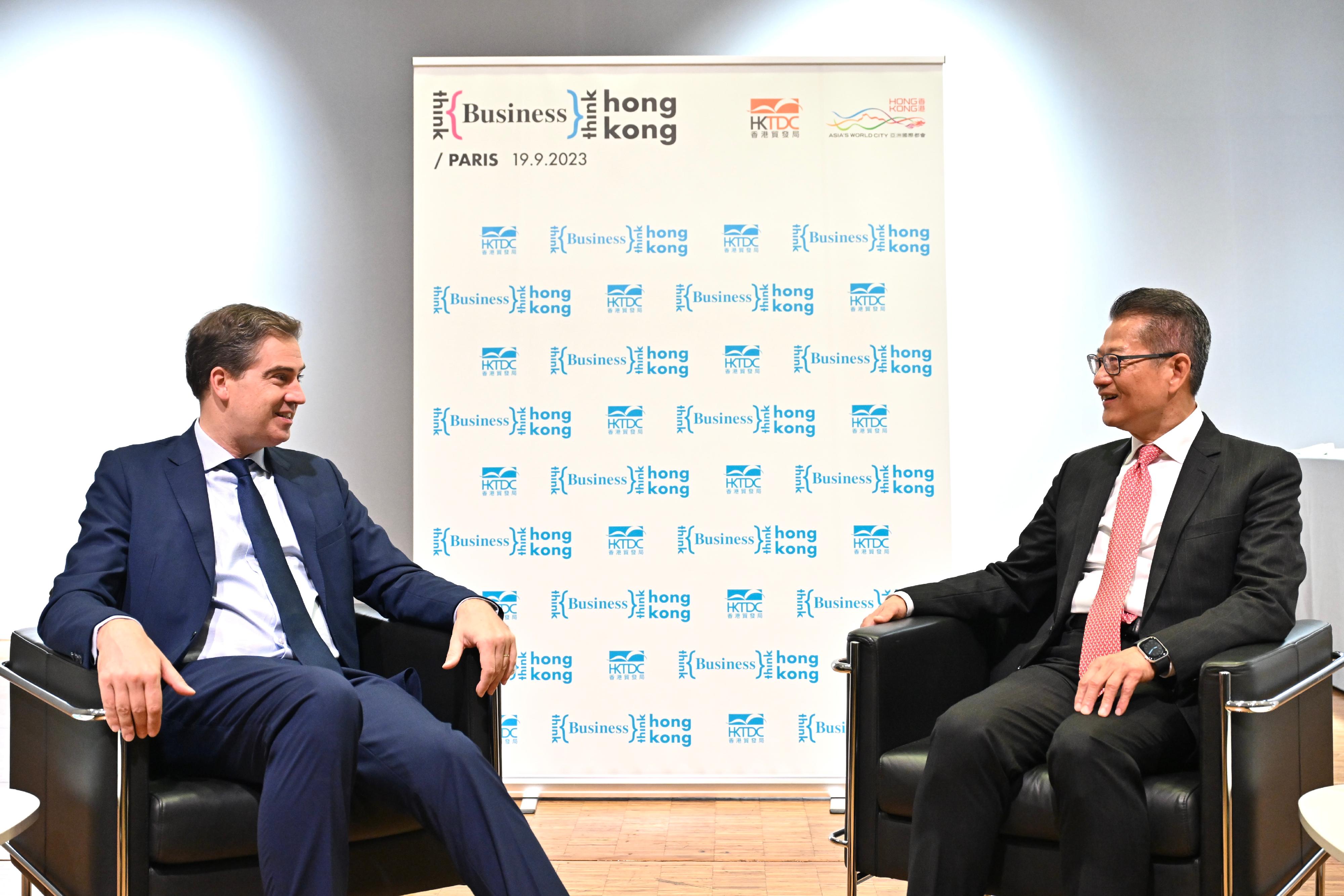 The Financial Secretary, Mr Paul Chan, continued his visit to Paris, France, today (September 19, Paris time). At the Think Business Think Hong Kong Symposium he attended this morning, Mr Chan introduced the new developments and advantages of Hong Kong to industrial and commercial sectors in France. Photo shows Mr Chan (right) meeting with the Minister for Foreign Trade, Economic Attractiveness and French Nationals Abroad, Mr Olivier Becht (left), before the symposium.