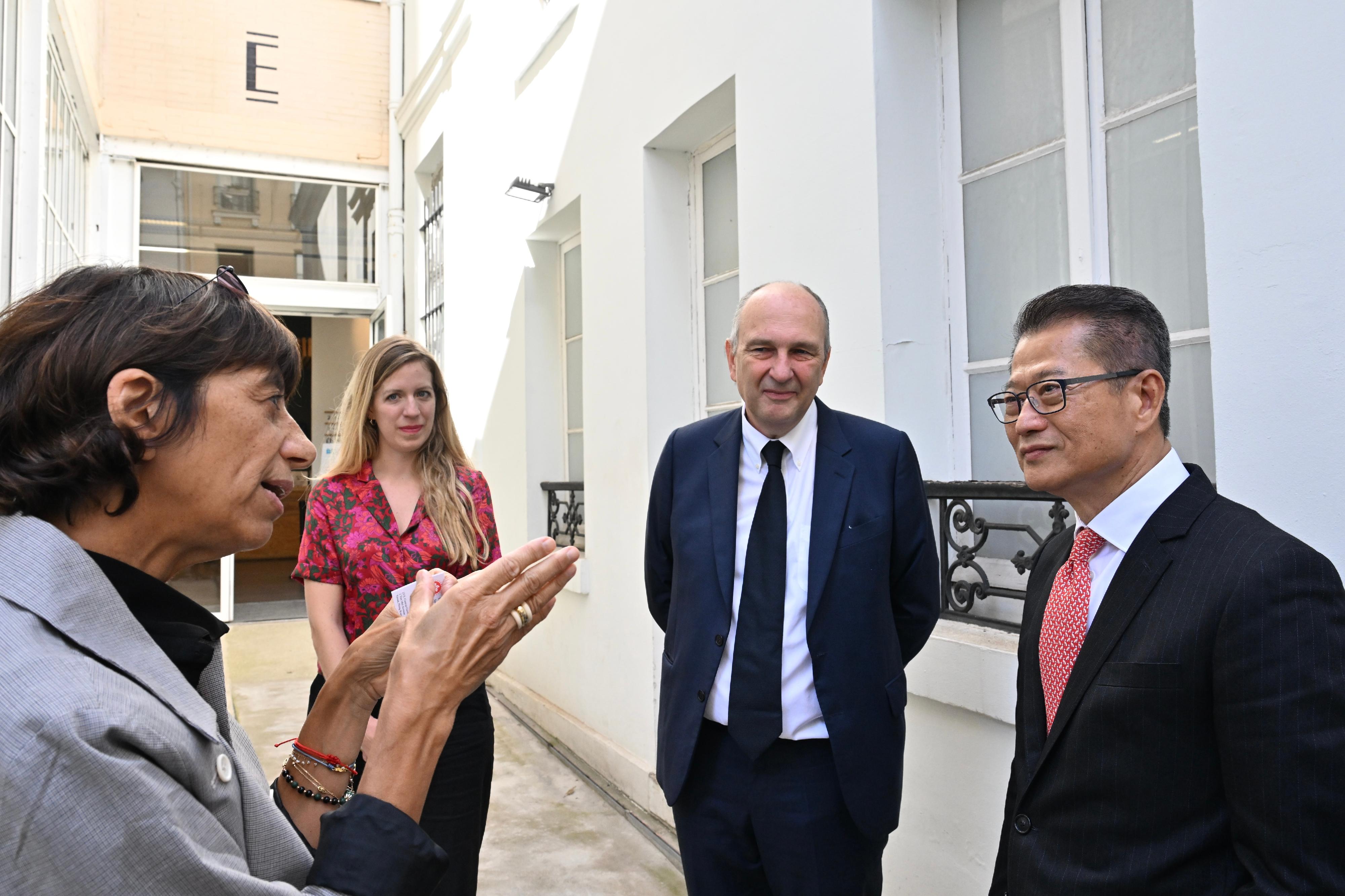 The Financial Secretary, Mr Paul Chan, continued to visit Paris, France, yesterday (September 19, Paris time). Photo shows Mr Chan (first right) visiting Empreintes, a concept design store in the city, and meeting with the senior management of Maison et Objet, the largest design exhibition in Europe.