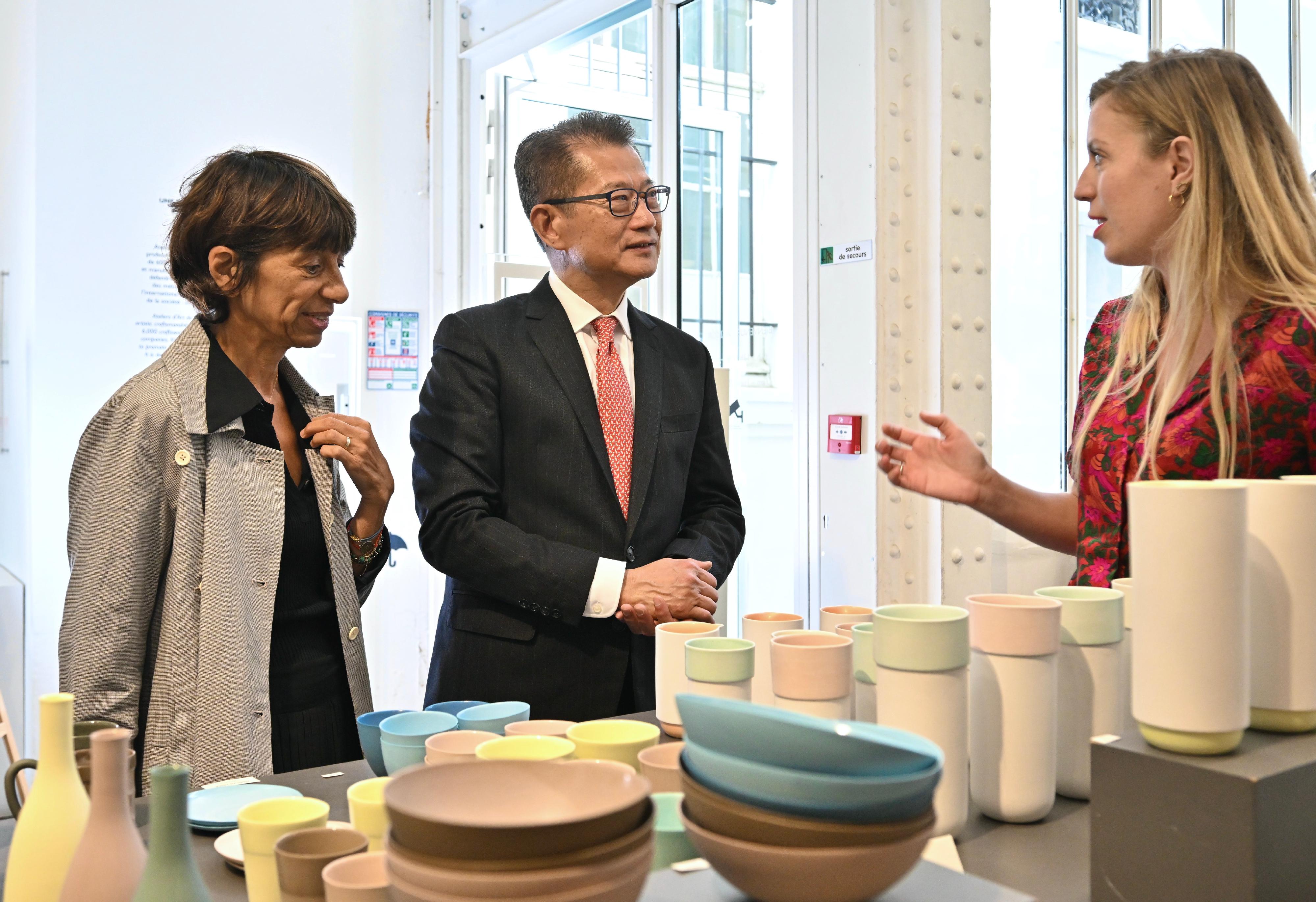 The Financial Secretary, Mr Paul Chan, continued to visit Paris, France, yesterday (September 19, Paris time). Photo shows Mr Chan (centre) visiting Empreintes, a concept design store in the city, and meeting with the senior management of Maison et Objet, the largest design exhibition in Europe.