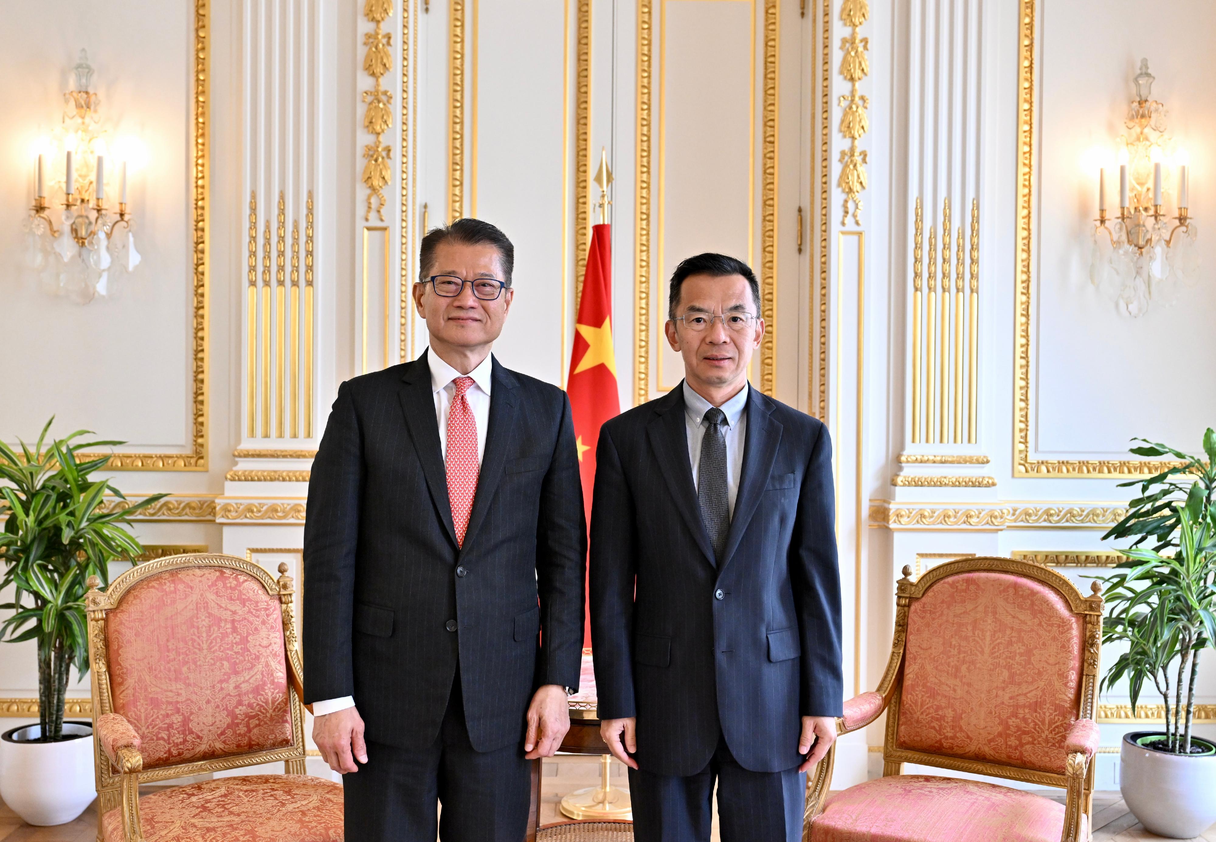 The Financial Secretary, Mr Paul Chan, continued to visit Paris, France, yesterday (September 19, Paris time). Photo shows Mr Chan (left) calling on the Chinese Ambassador to France, Mr Lu Shaye (right), to update him on the latest developments of Hong Kong.