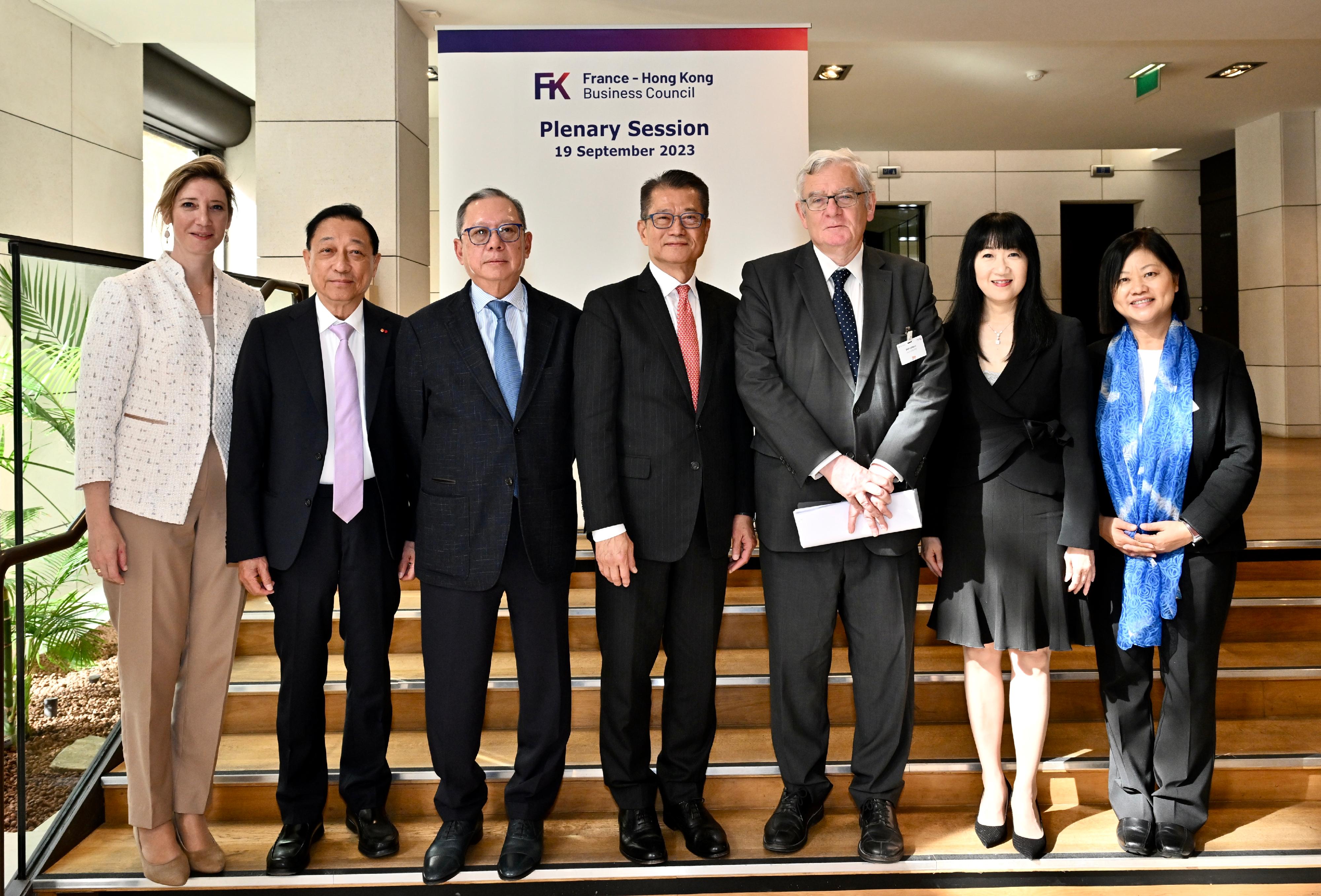 The Financial Secretary, Mr Paul Chan, continued to visit Paris, France, yesterday (September 19, Paris time). Photo shows Mr Chan (centre) meeting with the Hong Kong Chairman of the Hong Kong-France Business Council, Mr William Doo (second left); the Chairman of the Hong Kong Trade Development Council, Dr Peter Lam (third left); the French Chairman of the Hong Kong-France Business Council, Mr Jean Lemierre (third right); the Consul General of France in Hong Kong and Macau, Mrs Christile Drulhe (first left); and other attendees, before attending the Hong Kong-France Business Council Meeting.