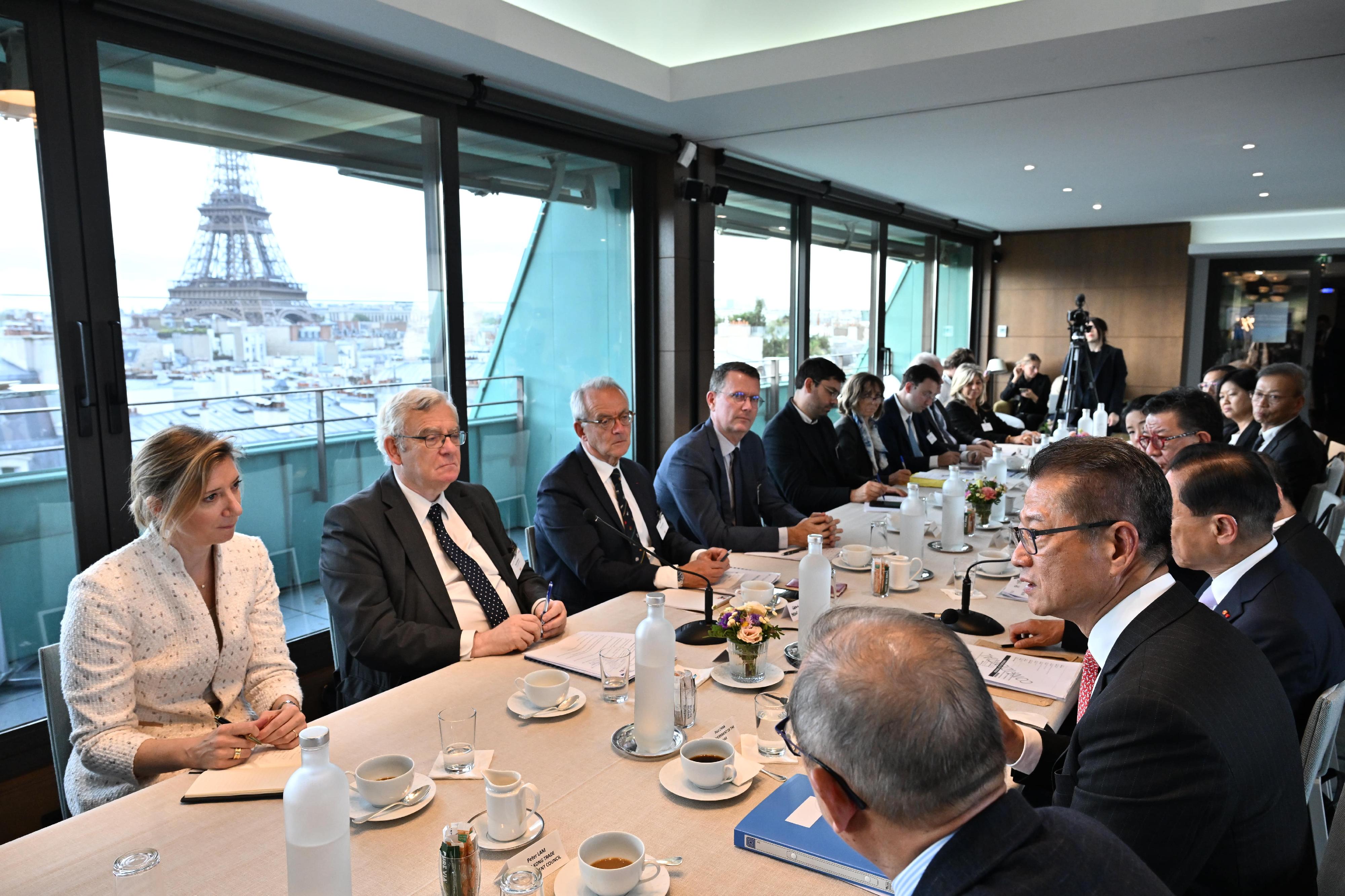 The Financial Secretary, Mr Paul Chan, continued to visit Paris, France, yesterday (September 19, Paris time). Photo shows Mr Chan (front row, second left) attending the Hong Kong-France Business Council Meeting, and sharing with French business leaders Hong Kong's economic situation as well as discussing the strengthening of bilateral commercial and trade ties.
