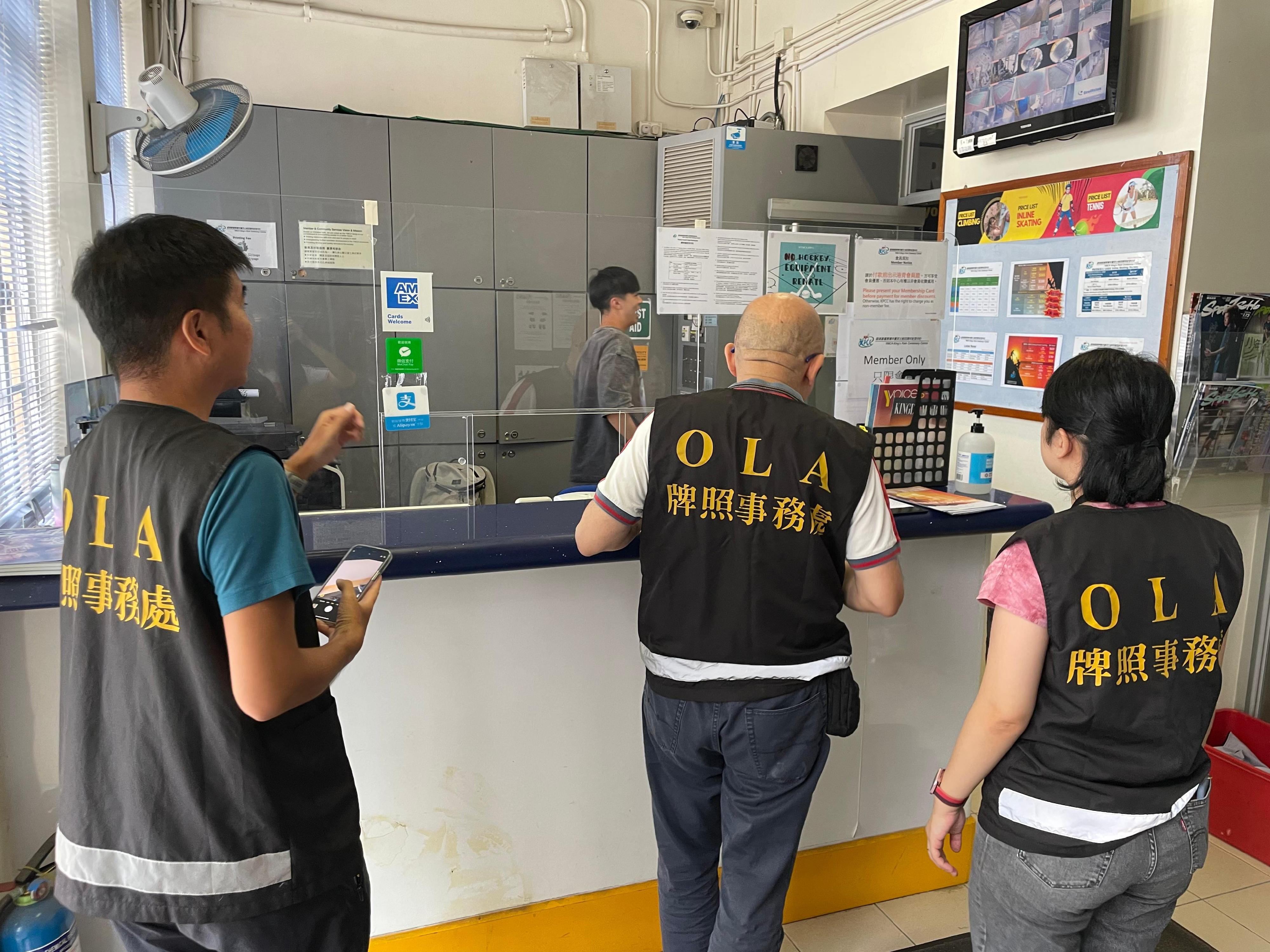 The Office of the Licensing Authority (OLA) of the Home Affairs Department conducted a joint operation with the Fire Services Department codenamed "Solar Flare" against unlicensed hotels/guesthouses and illegal club-house operations for two consecutive days on September 19 and 20 at various spots in Yau Tsim Mong District. Photo shows OLA enforcement officers conducting surprise check at a club-house.