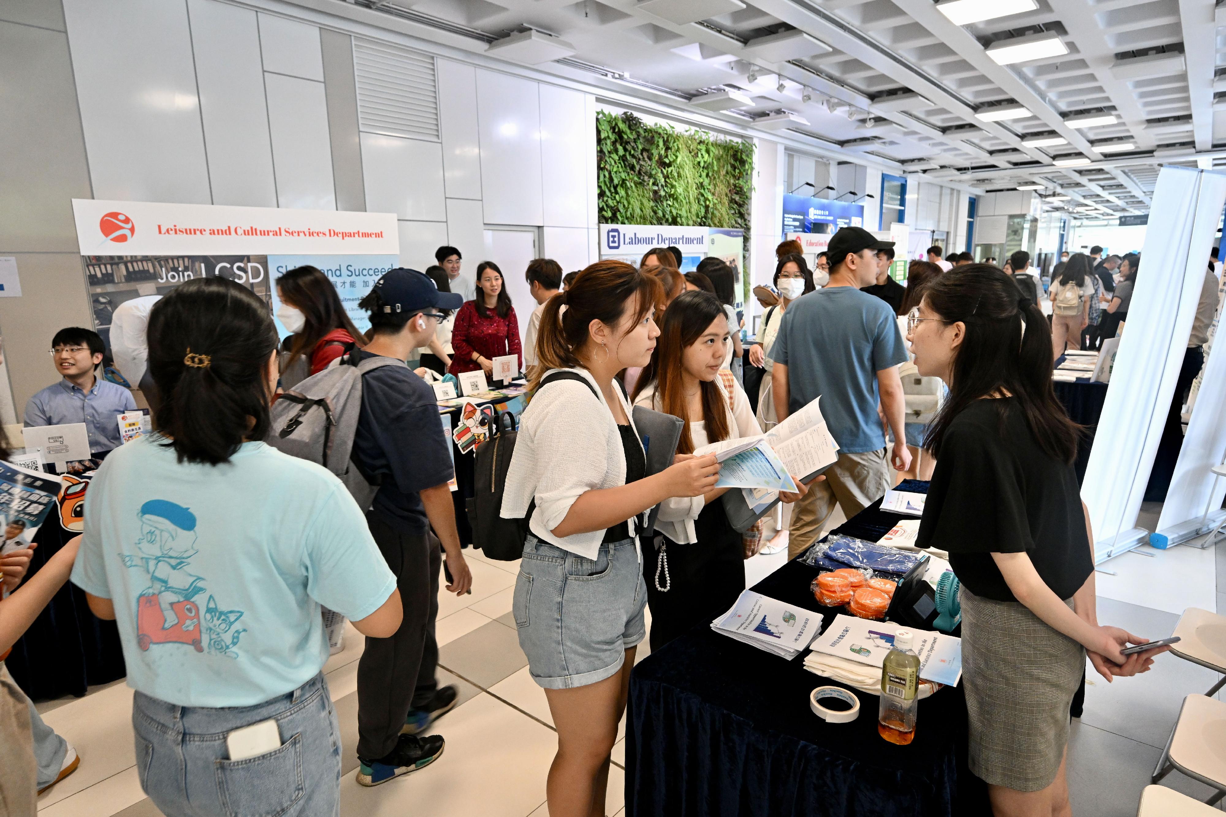 香港浸會大學今日（九月二十日）在校園舉行政府職位招聘展覽，為同學介紹47個職系的工作和招聘安排，讓他們多了解不同職系為青年提供的就業機會。



