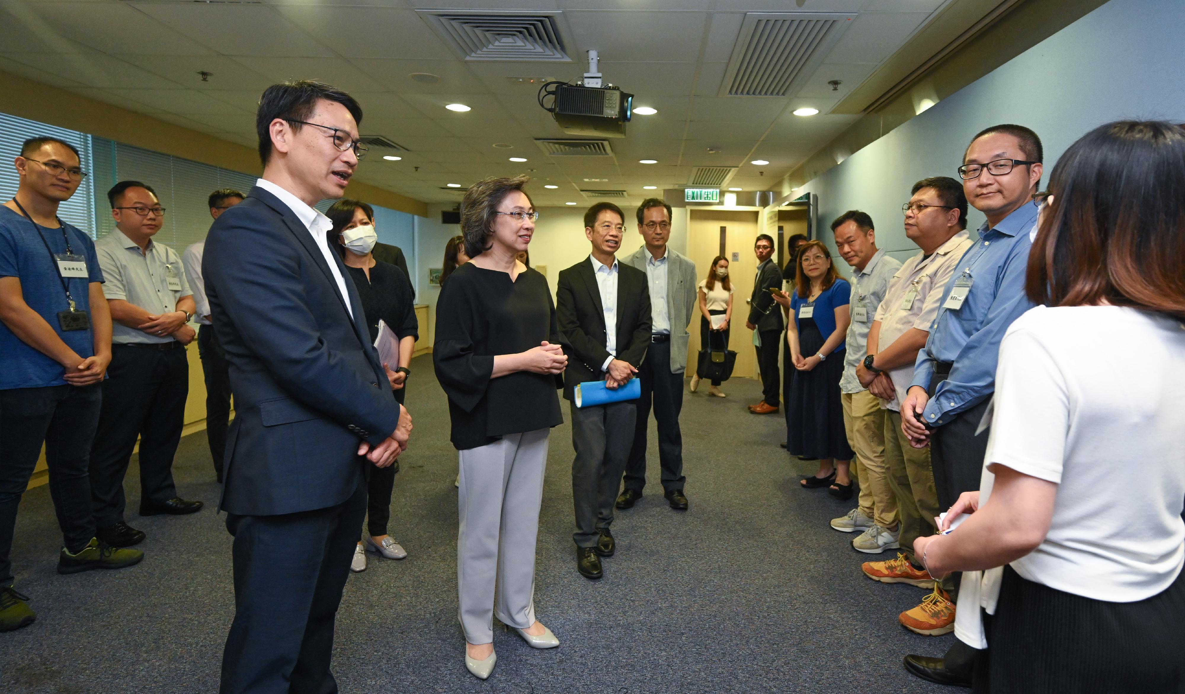 The Secretary for the Civil Service, Mrs Ingrid Yeung, visited the headquarters of the Planning Department today (September 20). Photo shows Mrs Yeung (front row, second left) meeting with staff representatives of various grades to know more about matters that concern them. Looking on are the Permanent Secretary for the Civil Service, Mr Clement Leung (front row, third left), and the Director of Planning, Mr Ivan Chung (front row, first left).