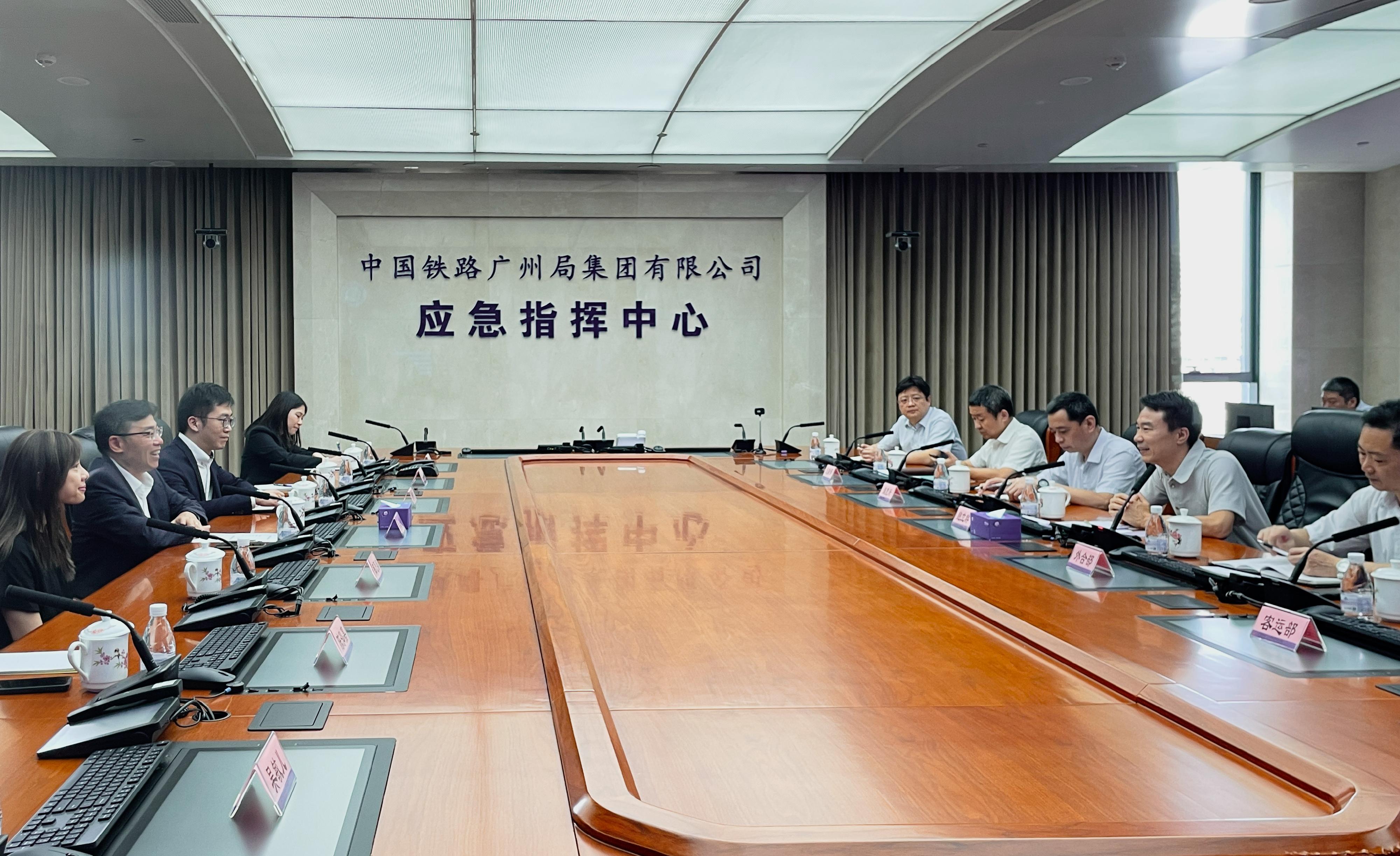 The Secretary for Transport and Logistics, Mr Lam Sai-hung, began a two-day visit to Guangzhou today (September 20) to better understand the latest developments in smart mobility there and to explore new opportunities for win-win co-operation in further promoting the interconnection and interoperability of transport networks in the Guangdong-Hong Kong-Macao Greater Bay Area. Photo shows Mr Lam (second left) meeting with Deputy General Manager of the China Railway Guangzhou Group Mr Bao Liqun (second right) to exchange views on how to further improve the High Speed Rail service.